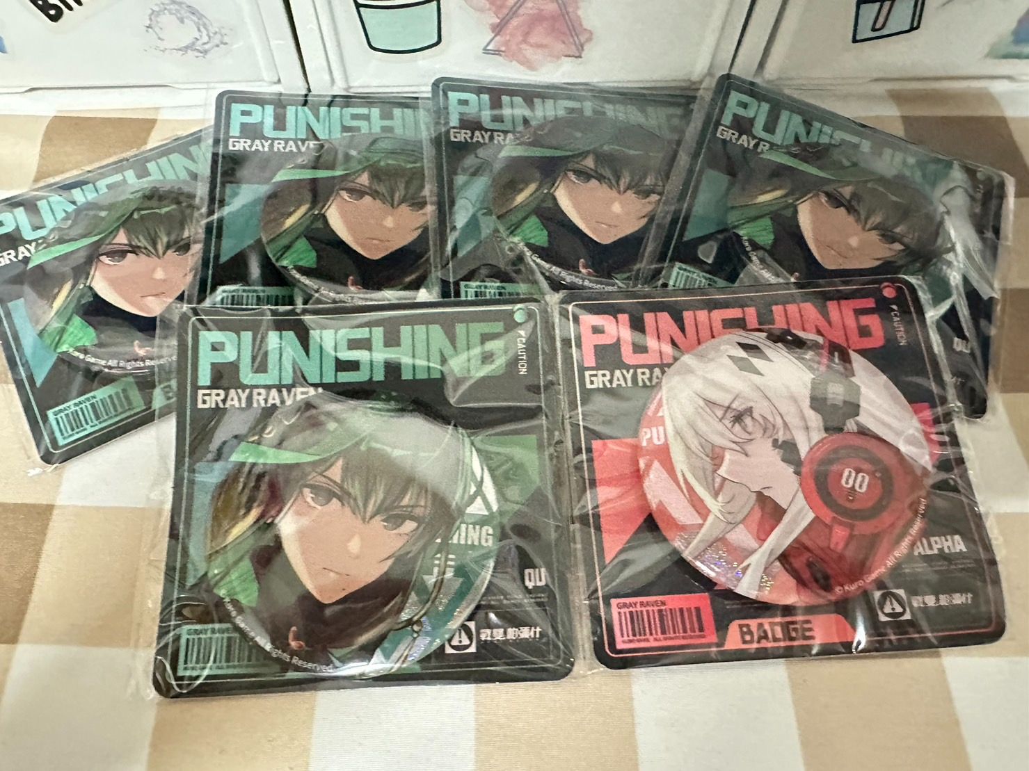 戰雙帕爾什 露西亞 周邊 官方正版 立牌 售價 60元 胸章 售價 50元