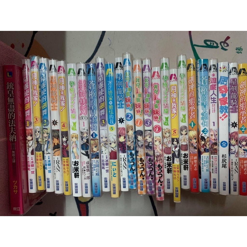 ＜二手＞小說、漫畫（ 銃皇無盡的法夫納、精靈使的劍舞、月神來我家、星刻龍騎士、變態王子與不笑貓、緋彈的亞莉亞、黑色子彈等