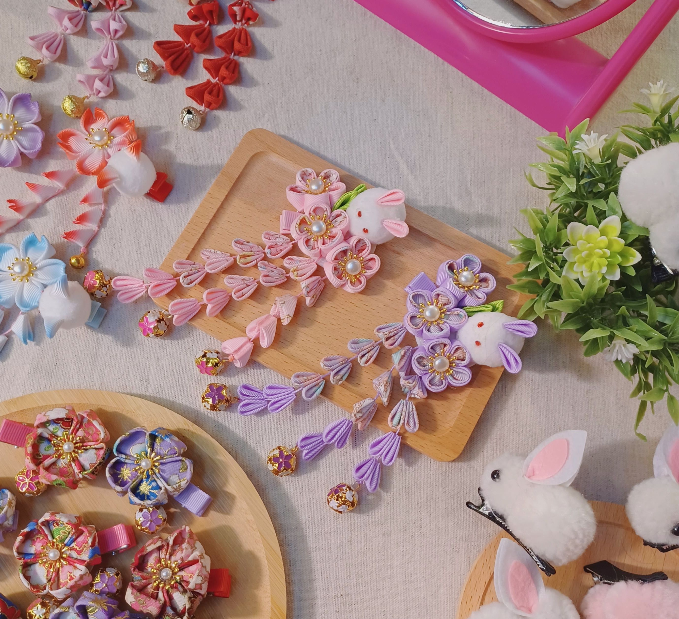 嬉戲花間的小兔子