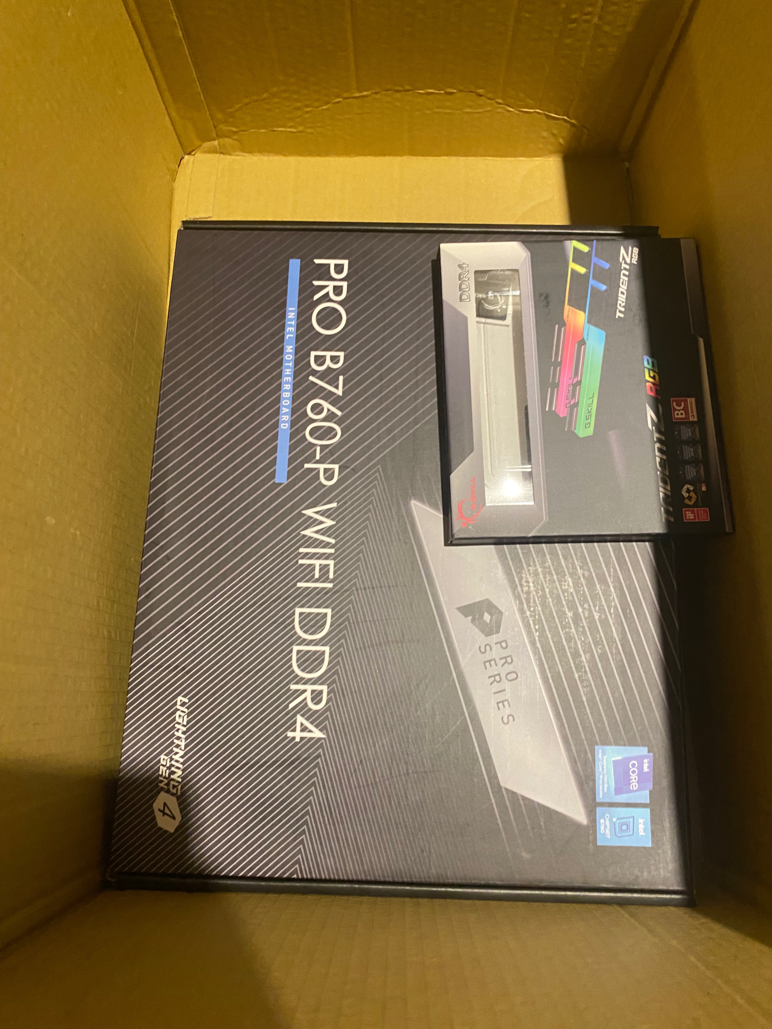 MSI B760-P Wi-Fi + G-SKILL 幻光戟 16G*2
