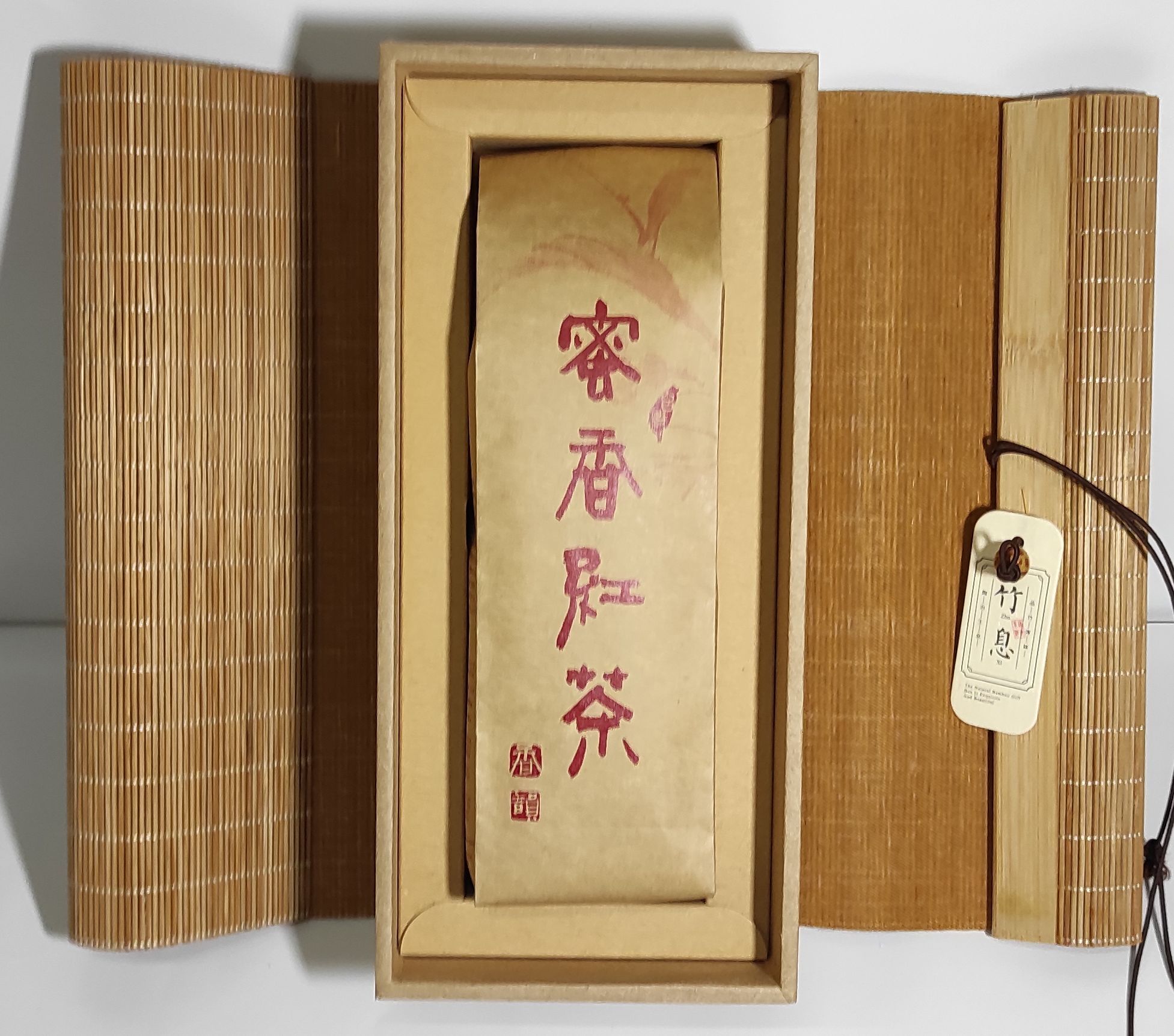 茶息禮盒 是以古代竹簡的概念出發，以一片竹席的形式包覆著茶葉，竹製風格簡約有質感.