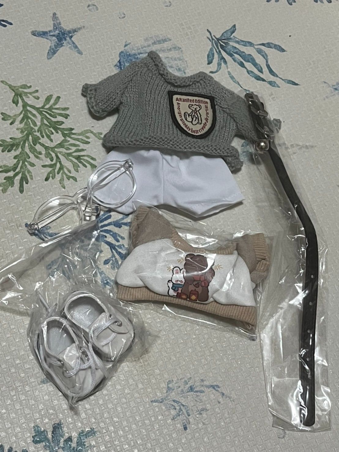 20CM小衣服+鞋子+眼鏡+皮帶（?） 隨意出