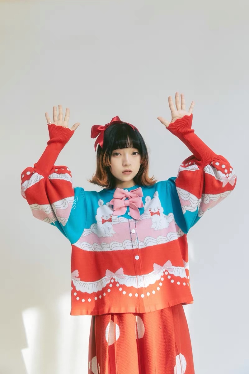 Meugler 兔子奶油蛋糕 蝴蝶結別針短版紅藍針織開衫