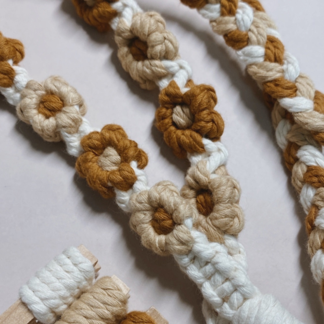 { 現貨 } 四朵小花·編織手機背帶 #焦糖奶油