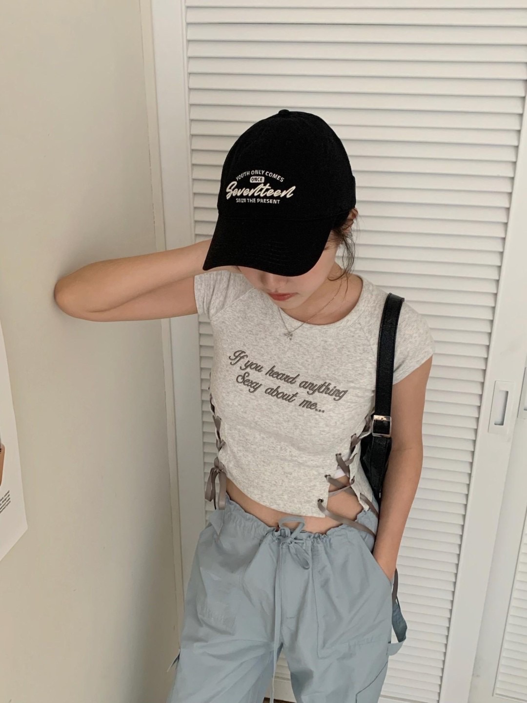 芭蕾風刺繡綁帶字母短版上衣::Qstore::