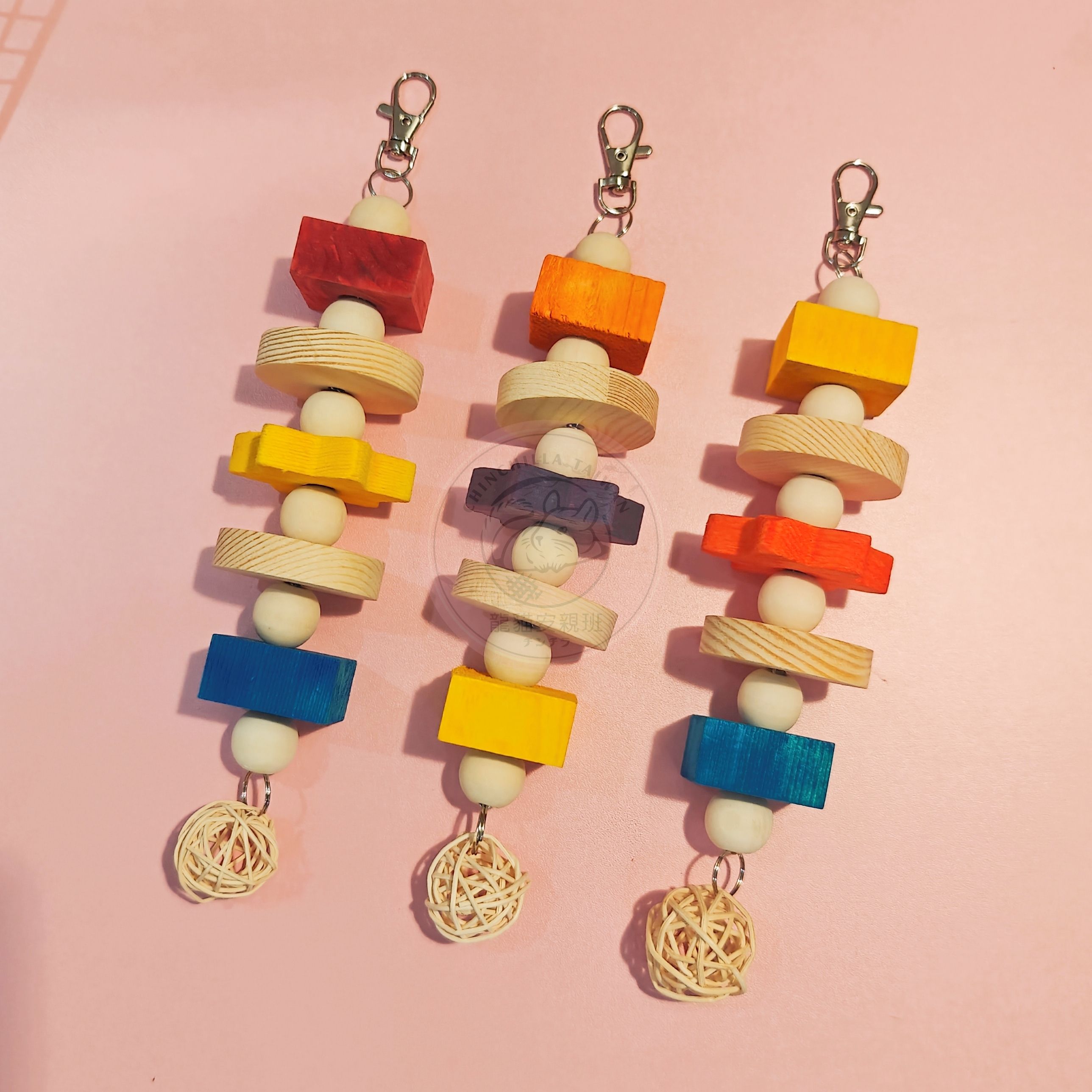 🏡龍貓安親班•高雄總店🏡【台灣現貨】美國進口彩色松木 咬串 吊掛 玩具 磨牙 兔子 鸚鵡