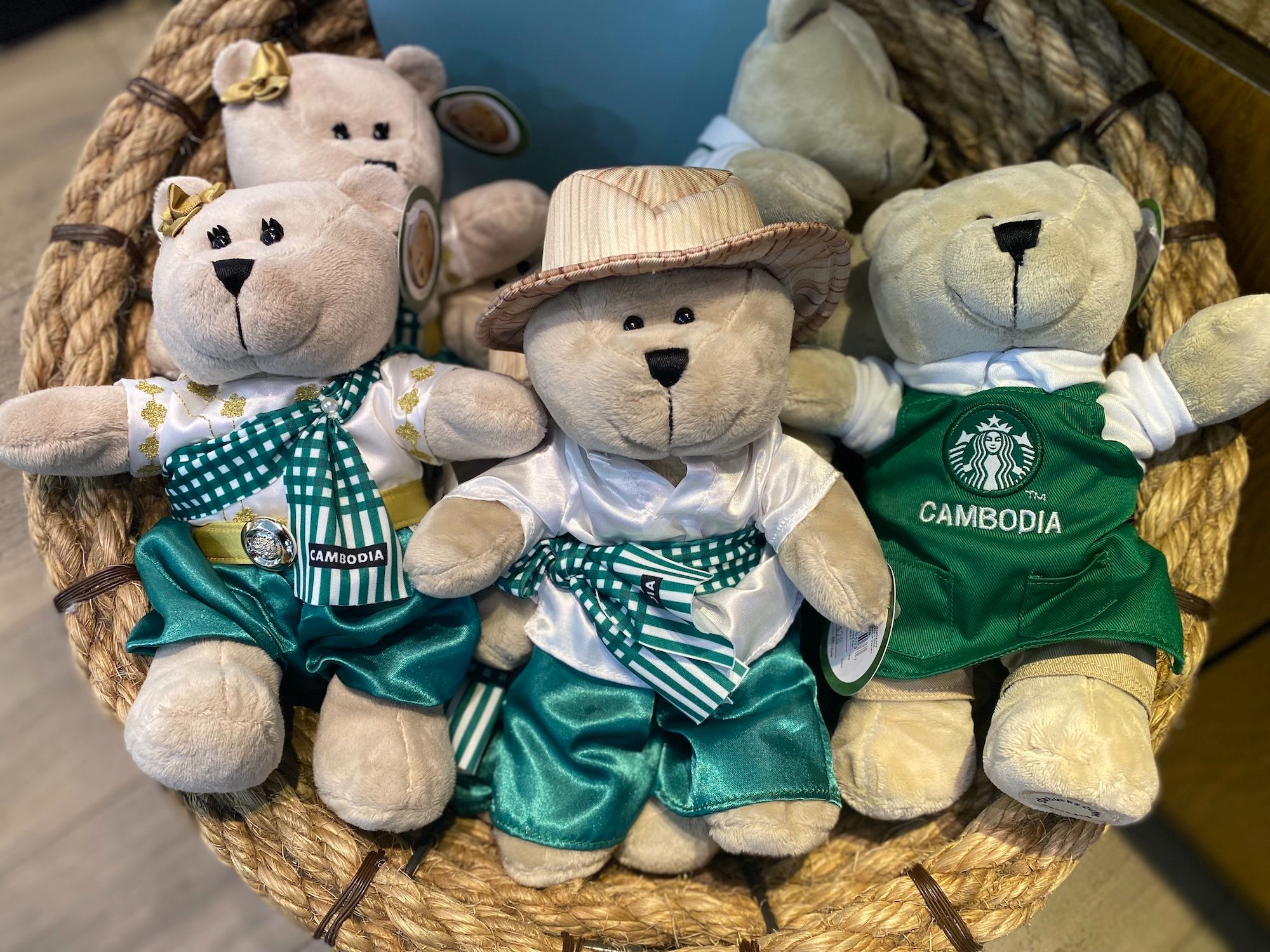 星巴克 Starbucks | 柬埔寨限定 特色服裝熊熊