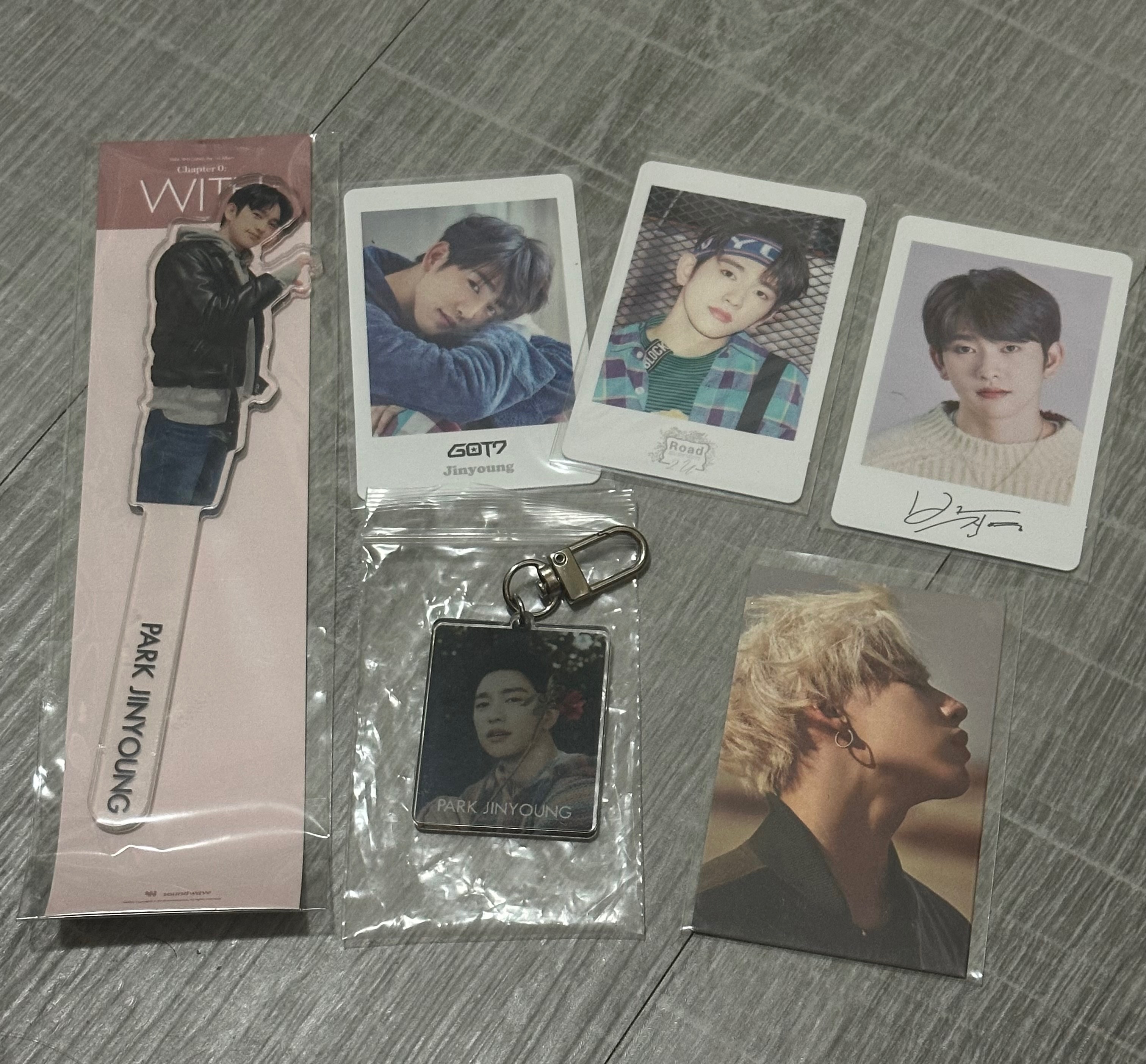 榮日週卡+比心立牌+快閃店特典吊飾+斑斑泰卡