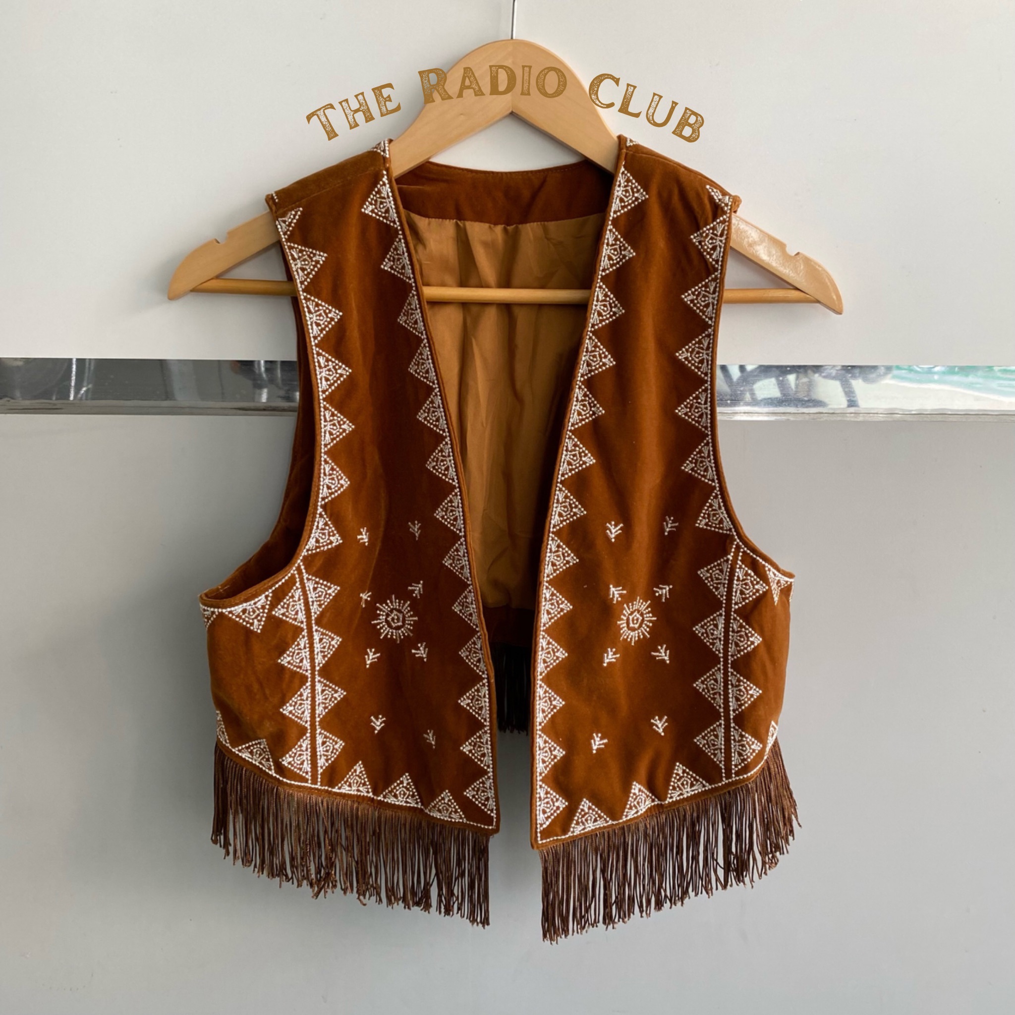 𝑻𝒉𝒆 𝑹𝒂𝒅𝒊𝒐 𝑪𝒍𝒖𝒃 牛仔🤠流蘇復古刺繡嬉皮背心 圖騰 現貨