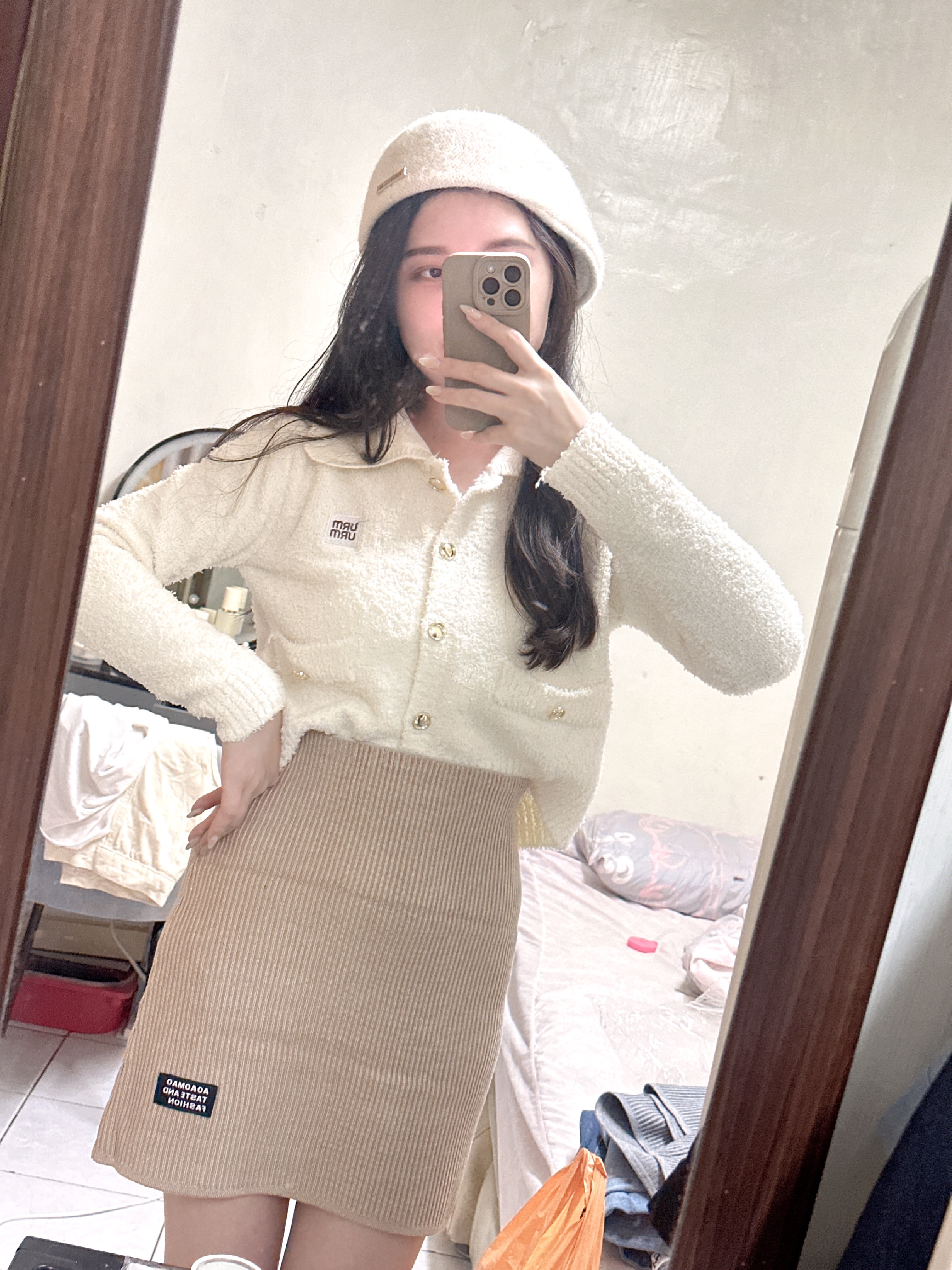 26 毛茸茸POLO領上衣（E6019）