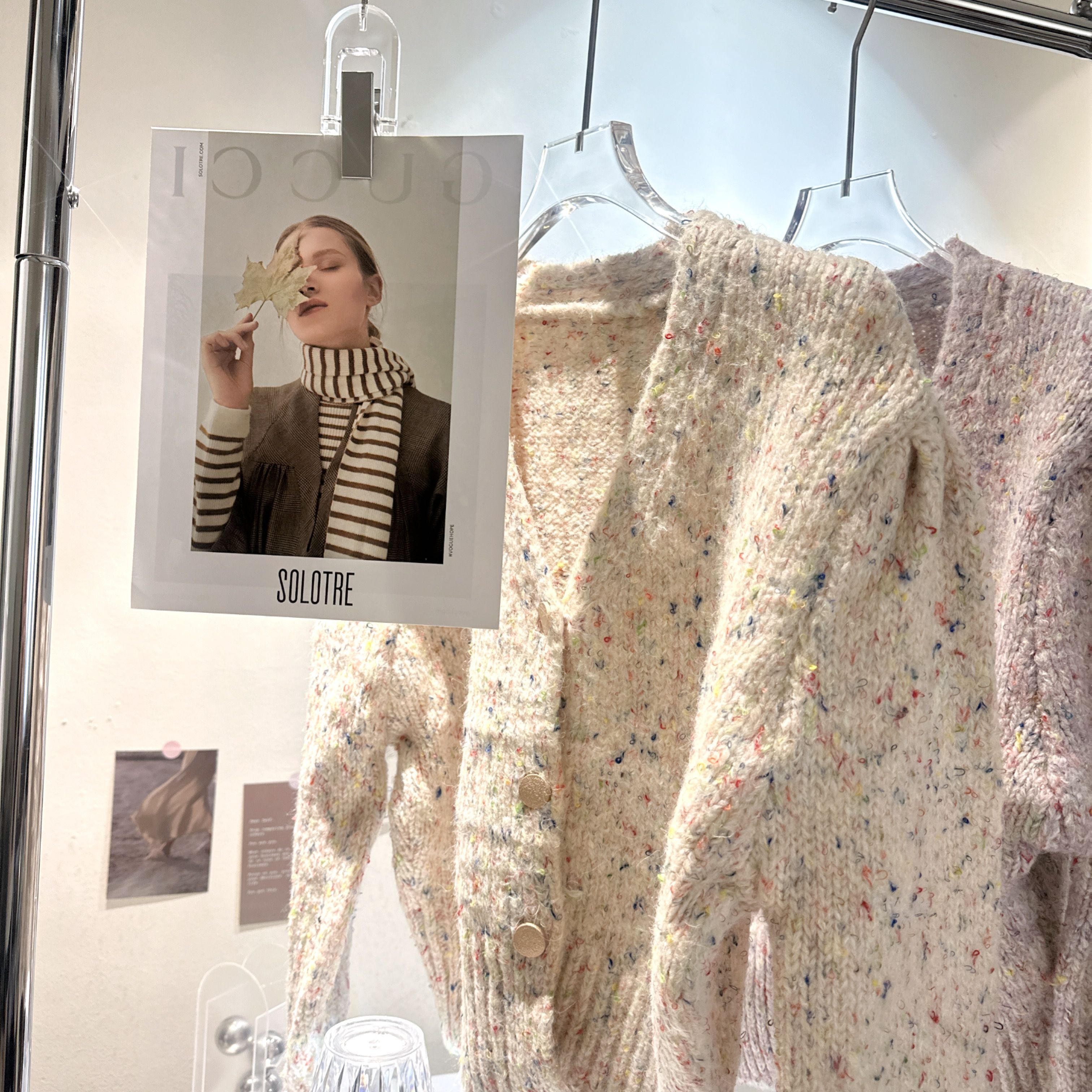 25 彩點針織衣（E7018）