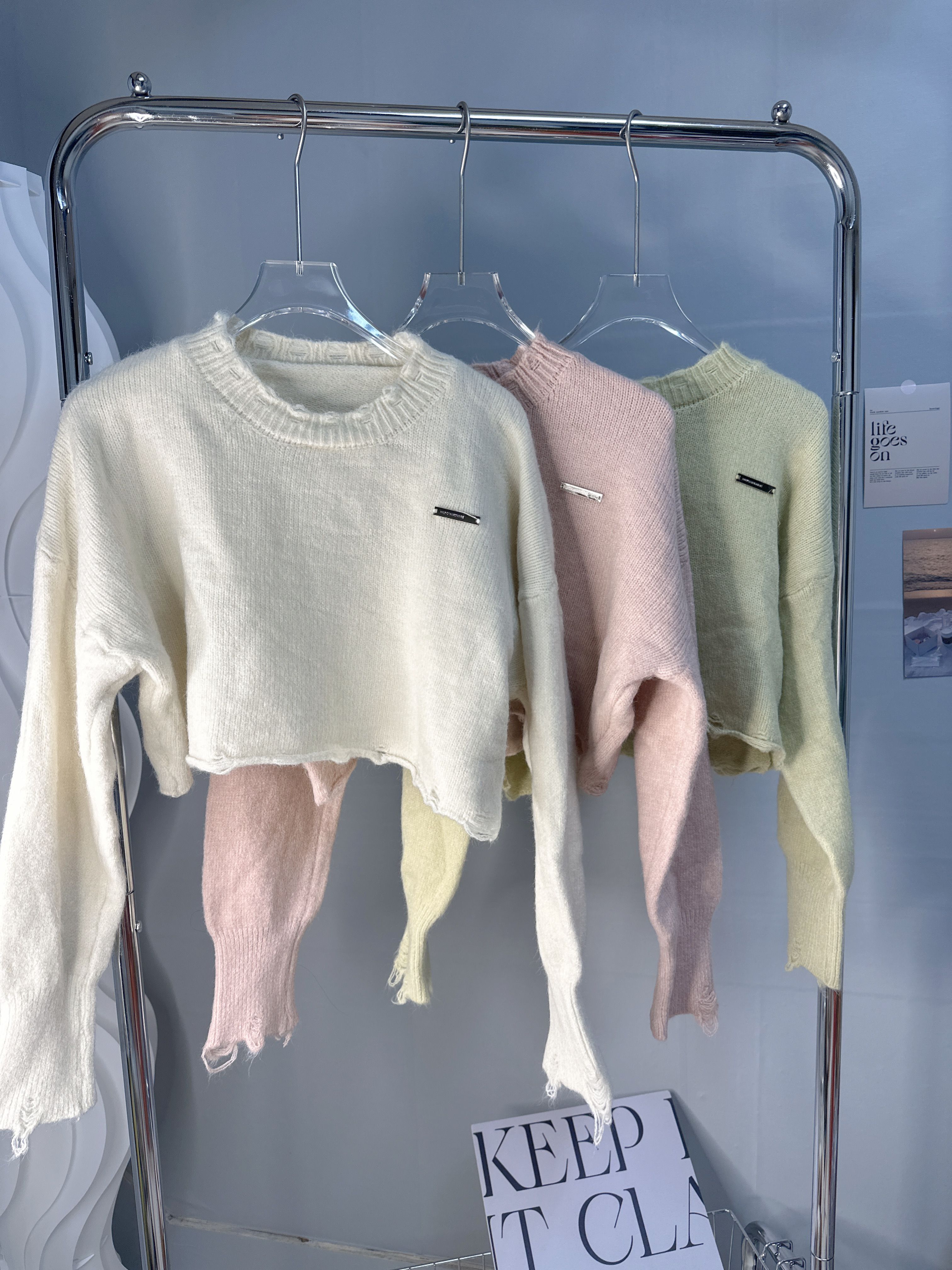 24 短版鐵牌標籤刷破造型毛衣（O2355）