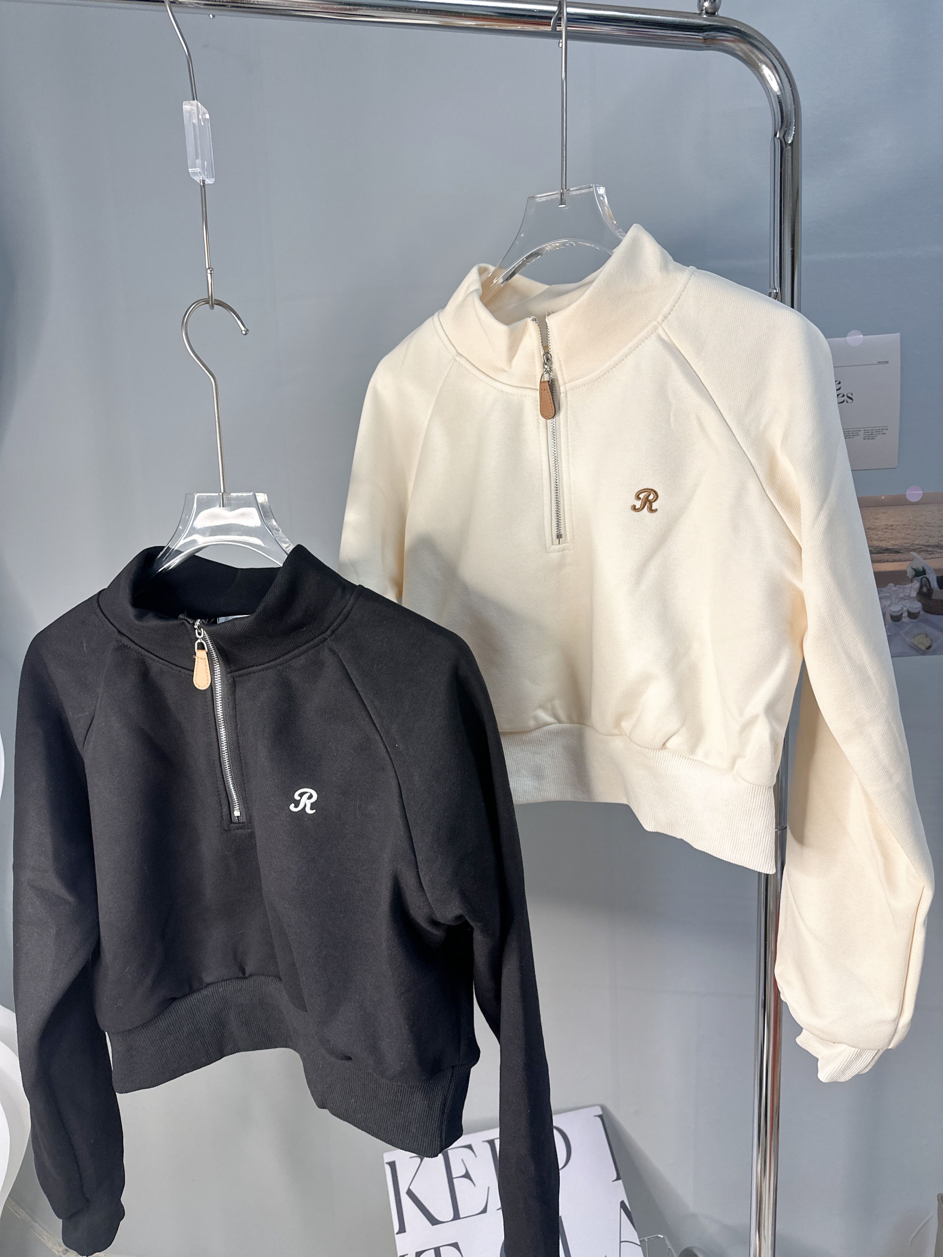 29 短版字母刺繡立領T（E916）