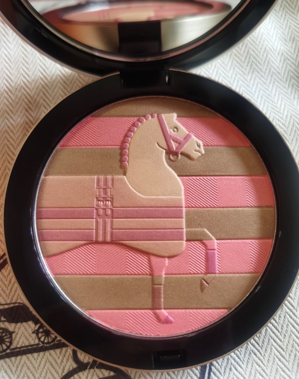 絲柔粉妝煥顏蜜粉餅 限量駿馬圖騰 #01 Rocabar Rose 6.5g