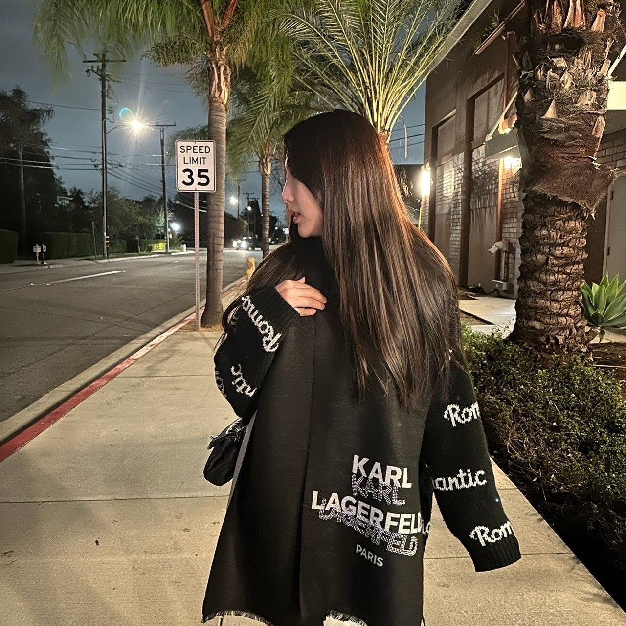 ＜台灣現貨＞KARL LAGERFELD 字體雙面圍巾