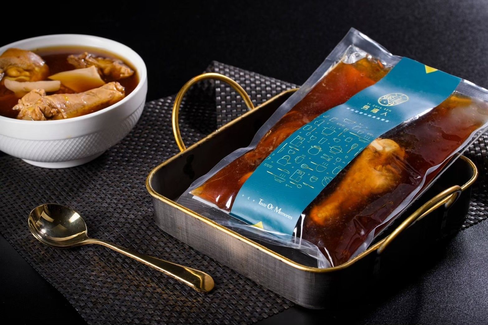 瓦罐炭火煨煮 金門黑蒜頭土雞腿湯 2人份