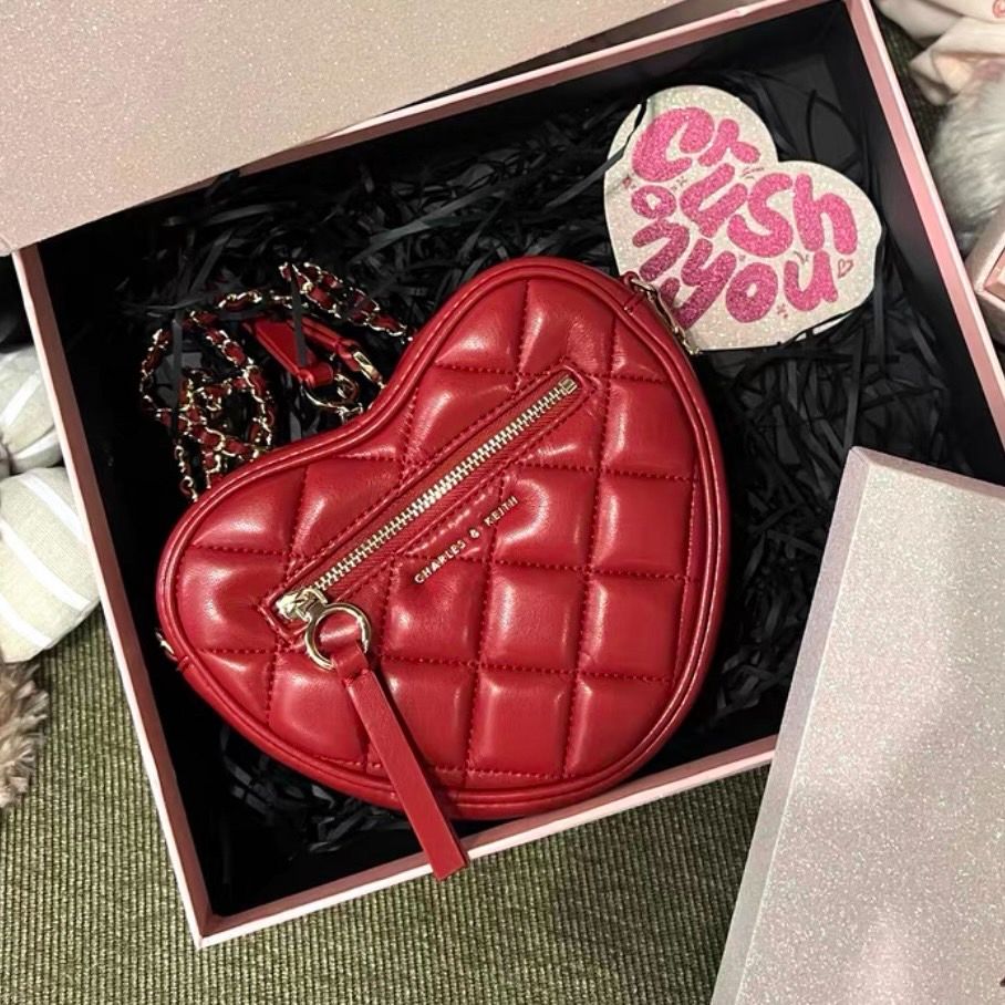 ＜預購＞ CHARLES＆KEITH 小CK  菱格愛心包