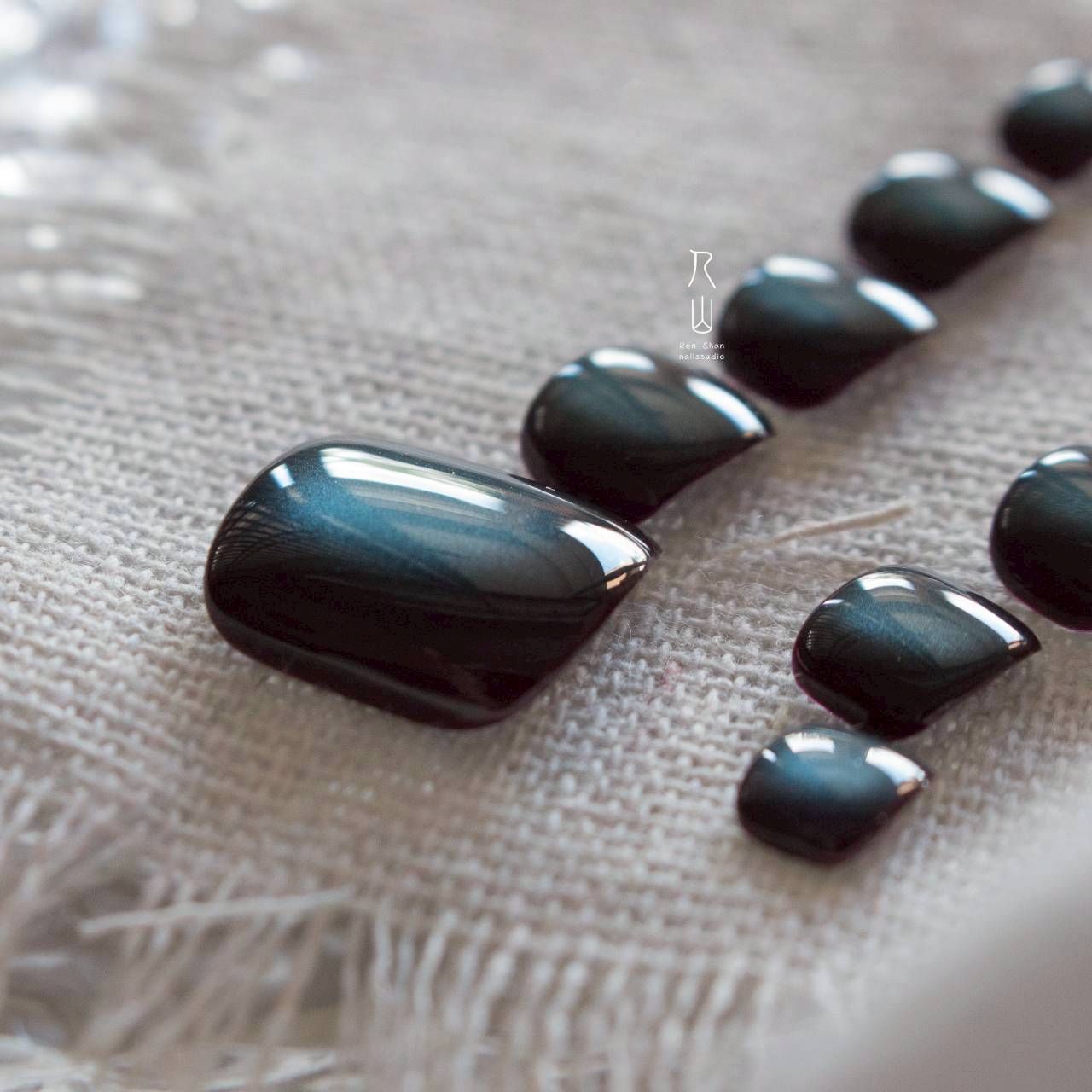 薄荷巧克力。足部穿戴甲