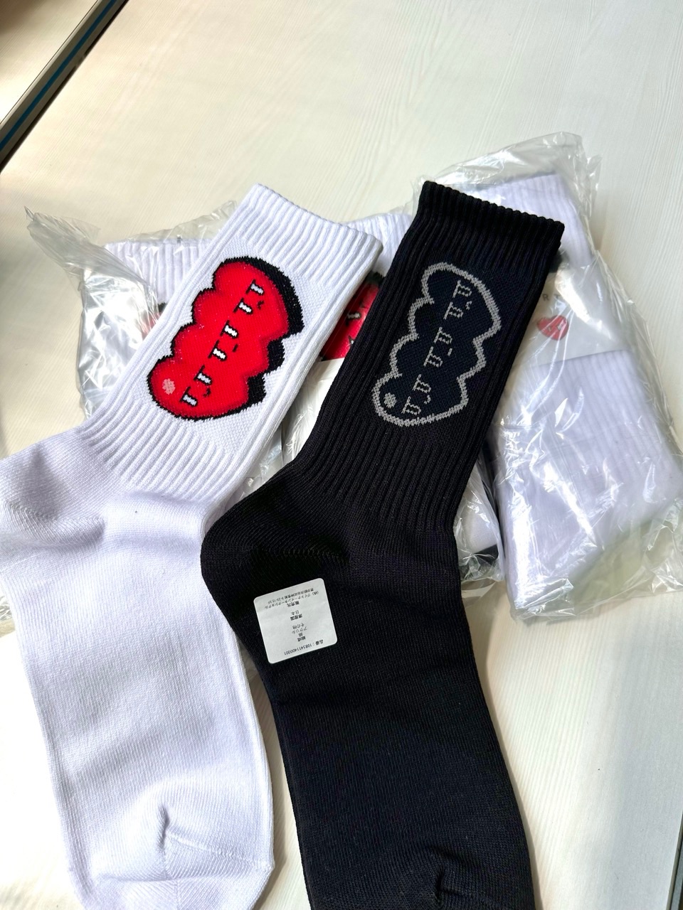 台灣插畫家Kurt Wu 與日本選貨店聯名 日本製愛心襪子