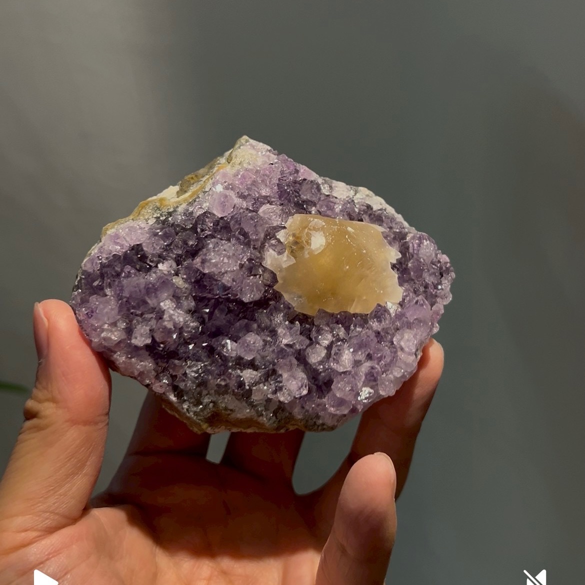 P07-多晶花紫鈦晶鎮共生方解石