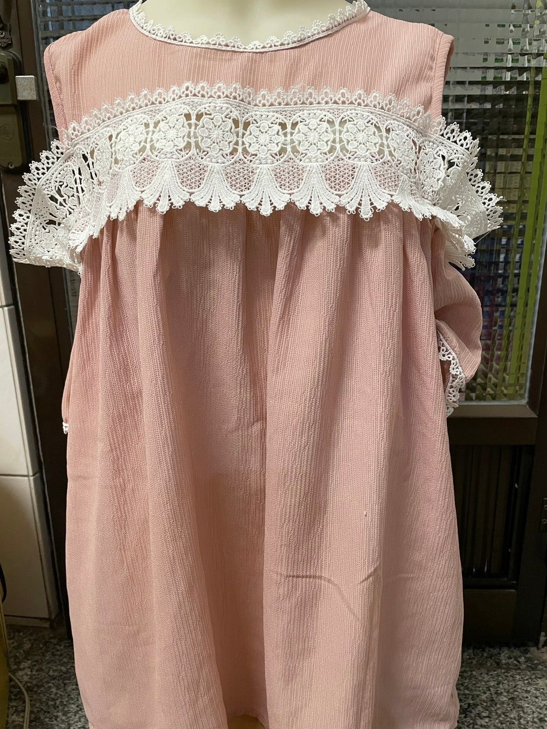 露肩粉色可愛蕾絲上衣