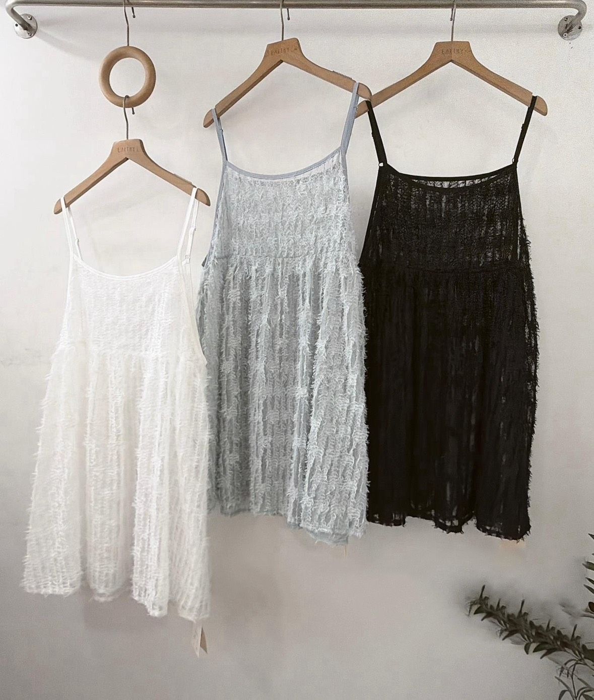 羽毛感吊帶背心（共三色）