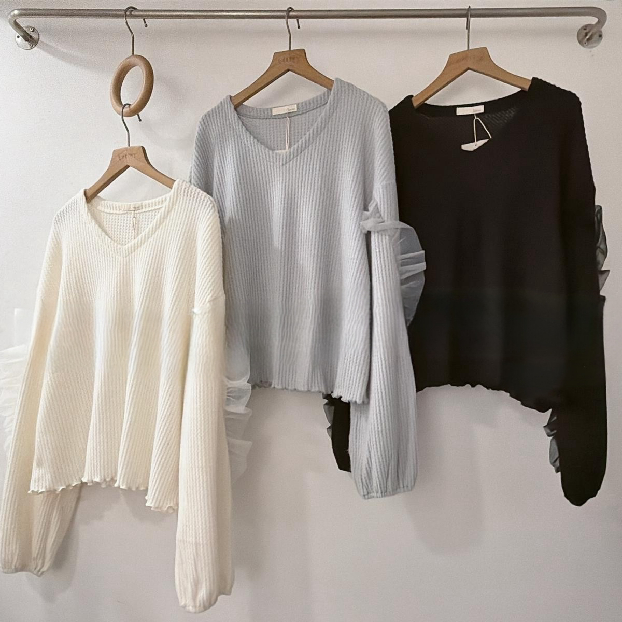 軟糯親膚V領上衣（共三色）