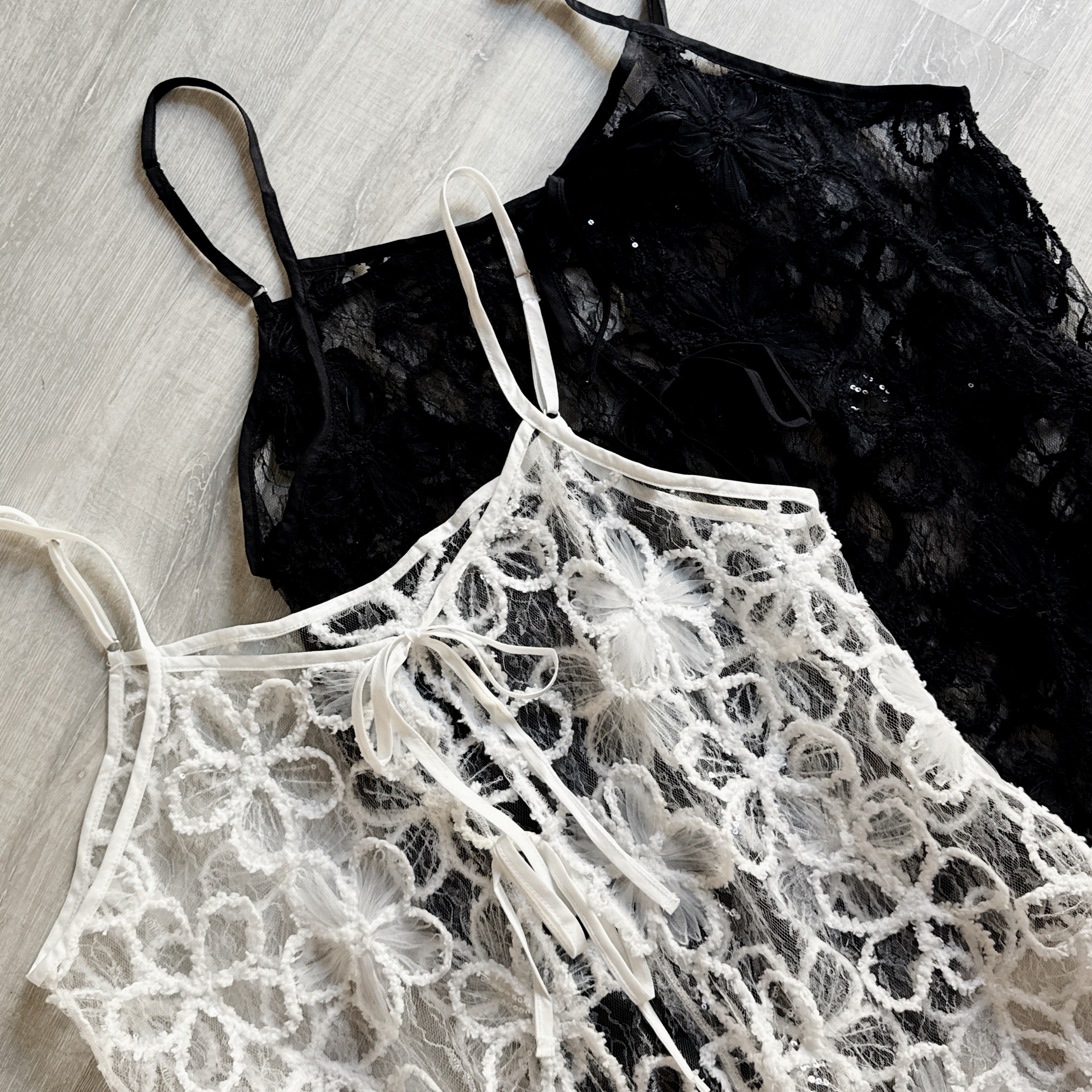 眼前一亮✨花花刺繡外罩背心（共兩色）