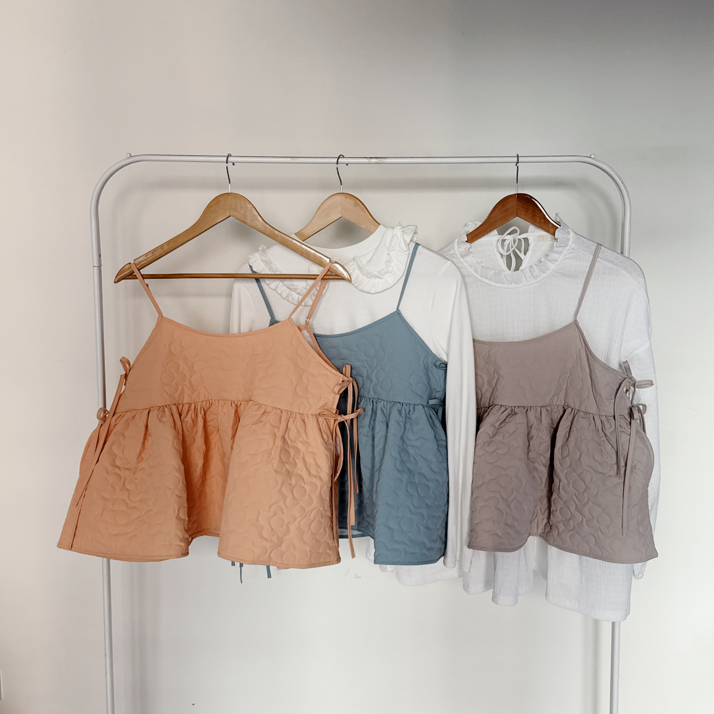 小花壓紋吊帶背心（共三色）