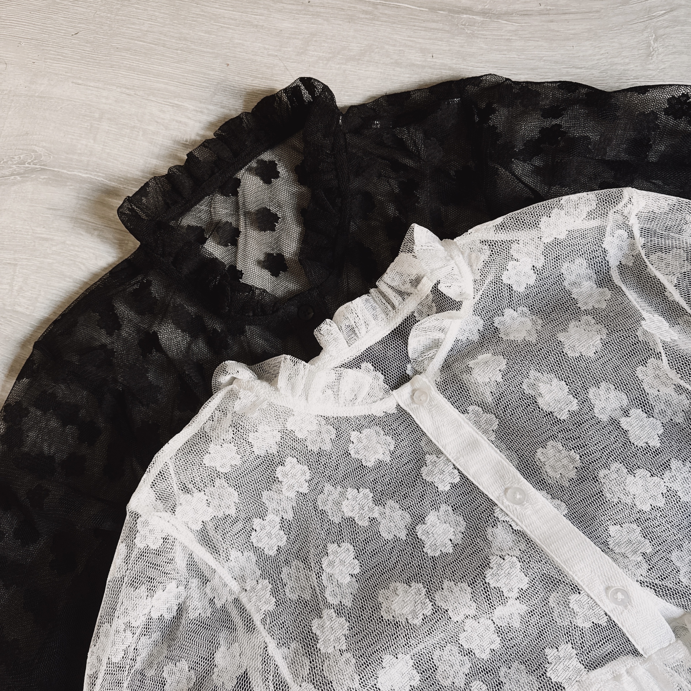 整件刺繡小花外罩上衣（共兩色）