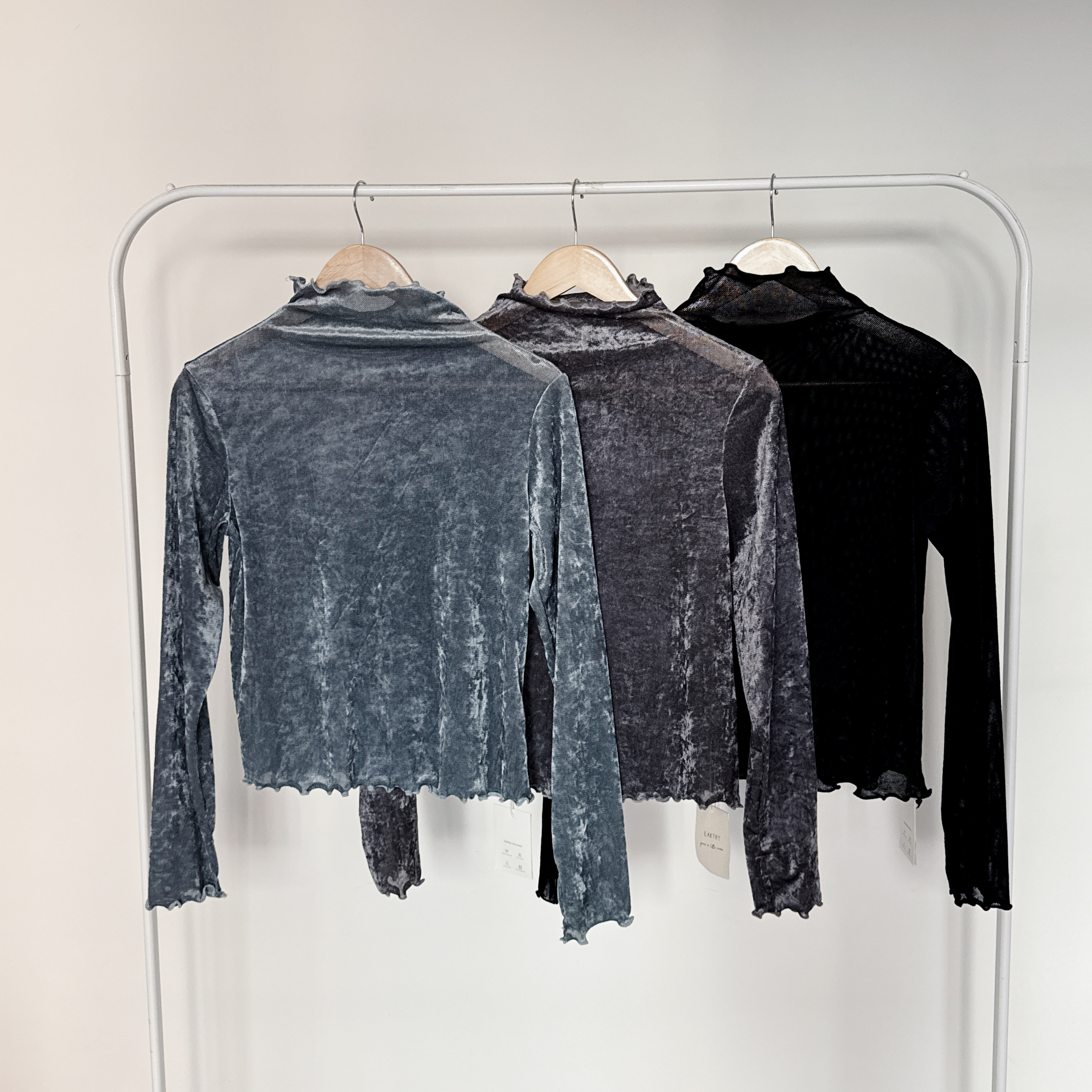 低調閃亮內搭上衣（共三色）