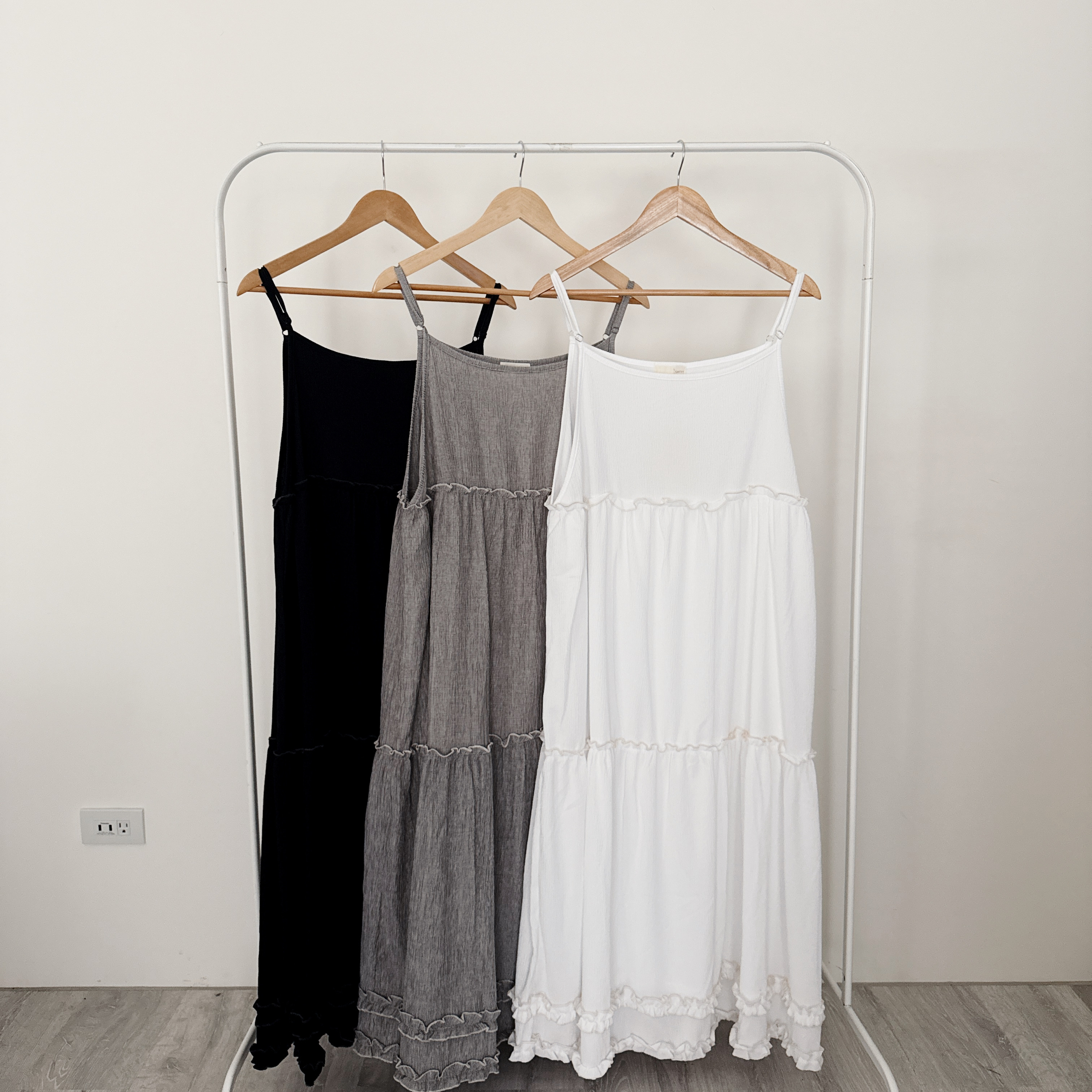 直接一套就走✨樹紋吊帶裙（共三色）