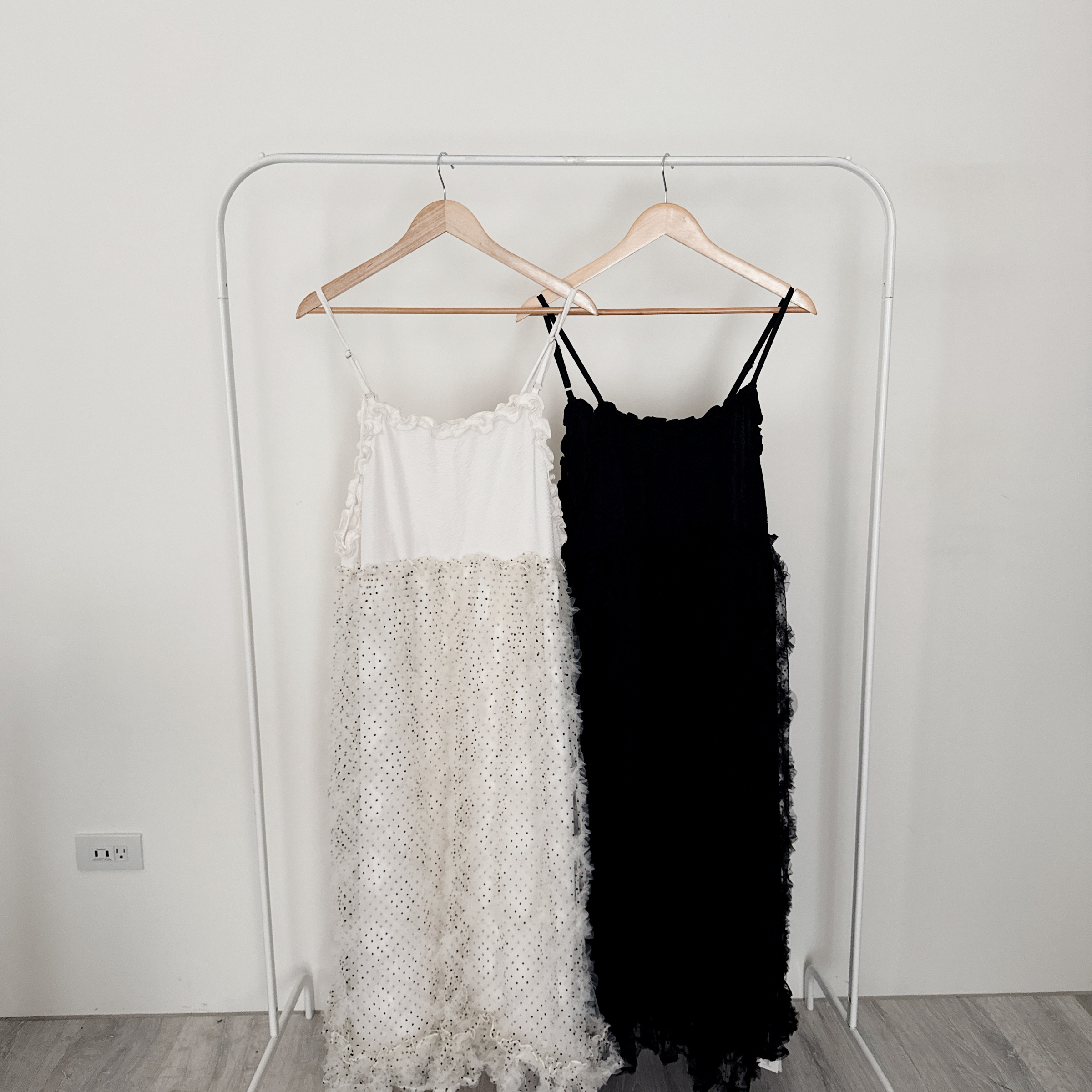 珍奶宇宙🧋波點拼接紗吊帶裙（共兩色）