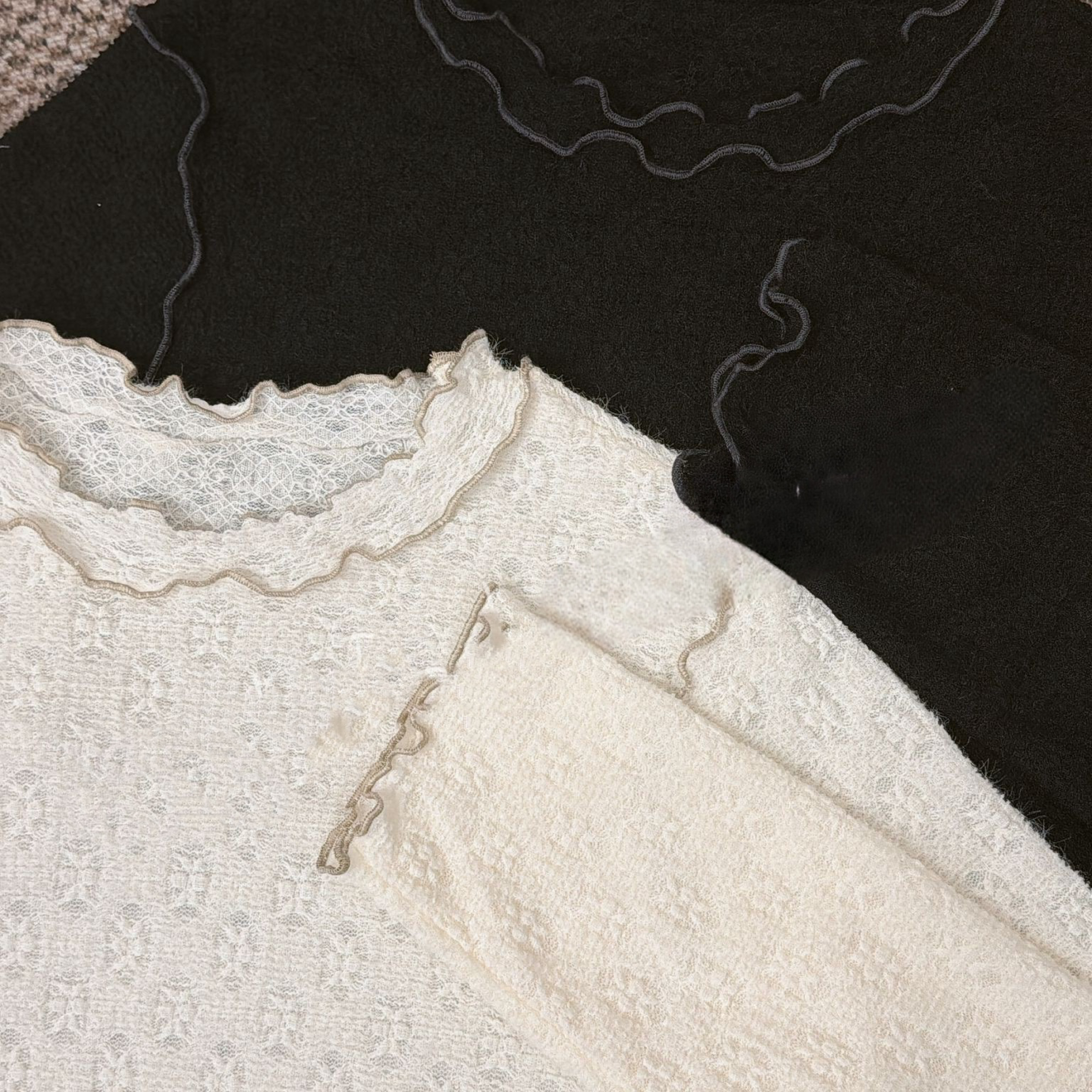 窗花木耳邊緹花上衣（共兩色）