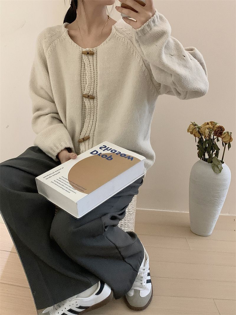 s.jc23112207-牛角扣秋冬款毛衣針織開襟衫