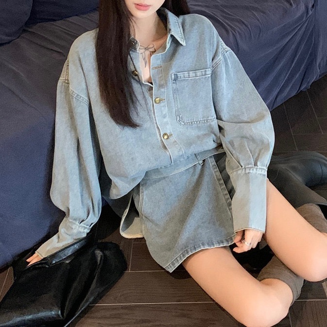 淺藍色牛仔外套