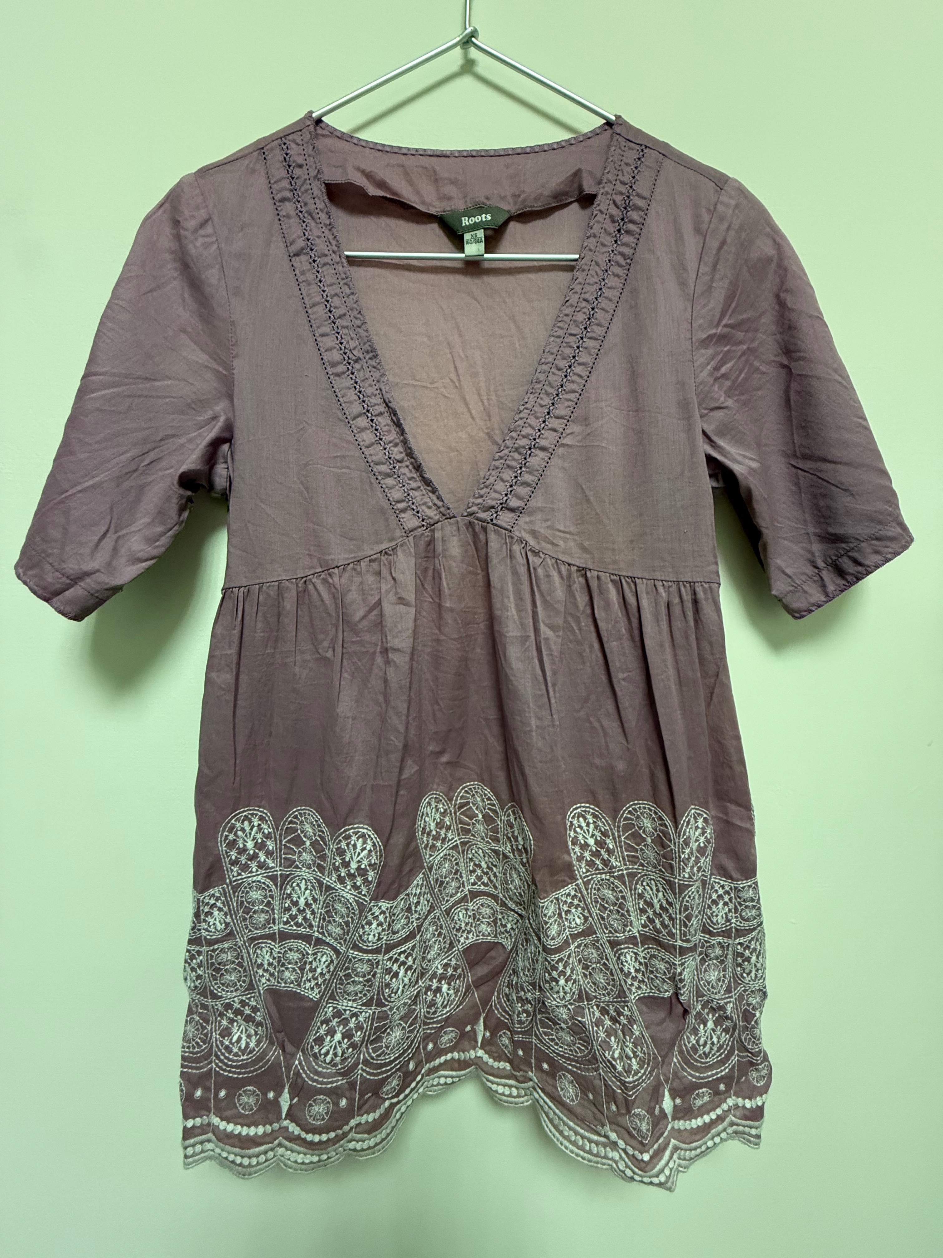 💎全新轉售 ROOTS V領棉麻刺繡長上衣 短袖-粉紫