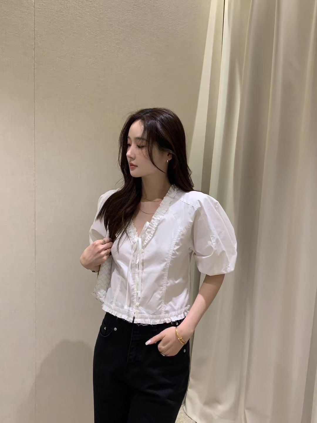 正韓現貨 設計師檔口時髦v領荷葉邊blouse