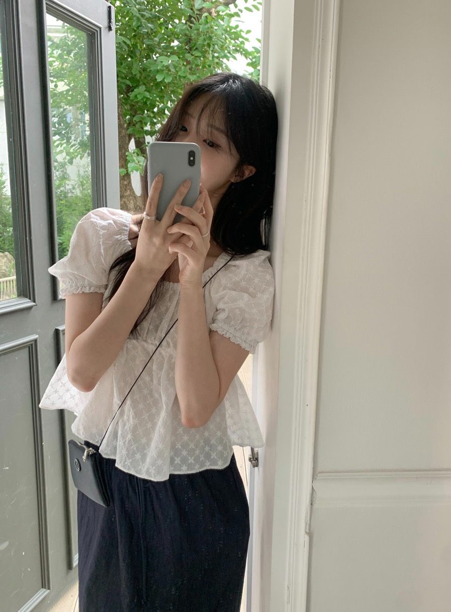 正韓現貨 甜美鬆緊圓領刺繡透膚blouse