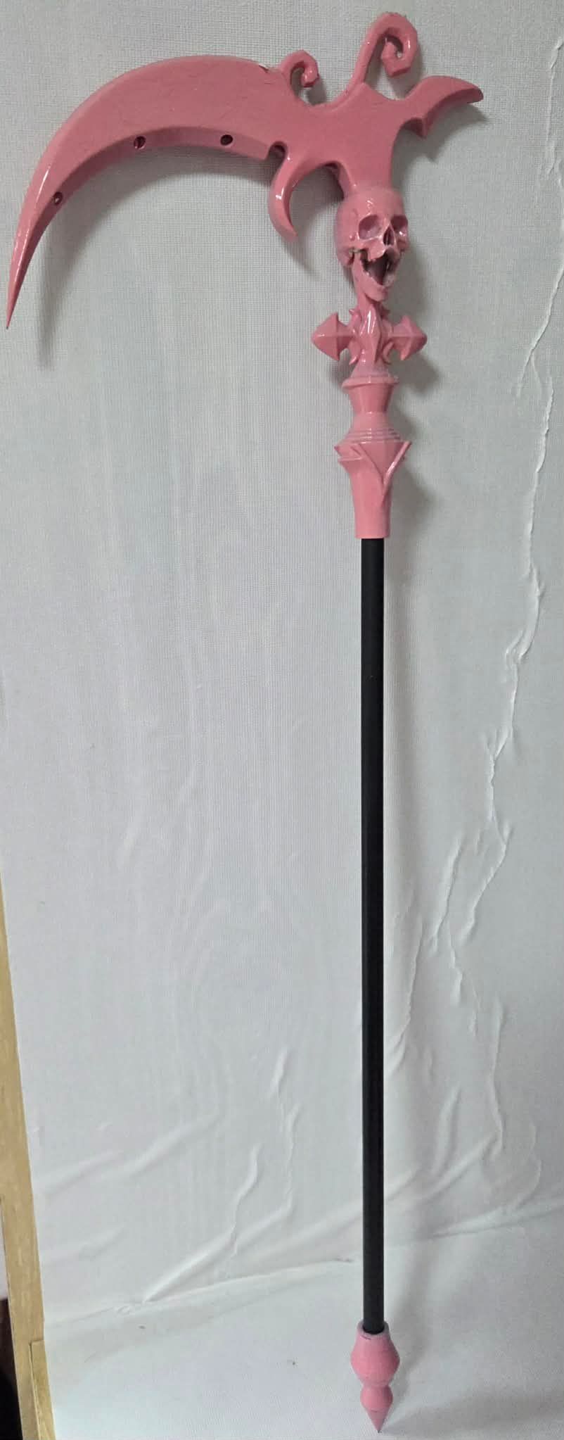 四分粉色鐮刀，商家塗裝不好還有明顯未乾時壓到的壓痕，骷髏下巴掉落用眼泥年起來而已，挺粗糙的能接受再下單