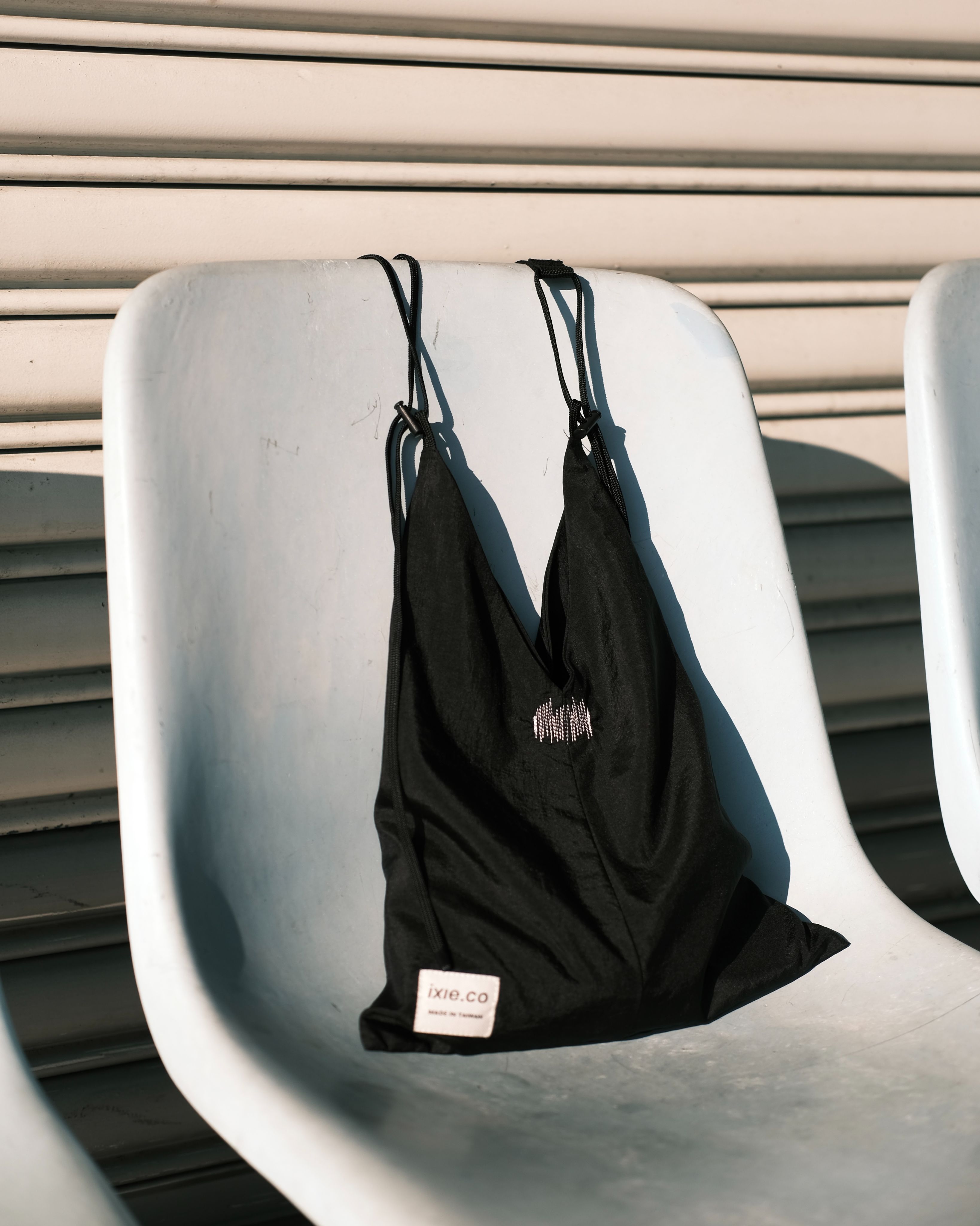 可調節黑色三角包