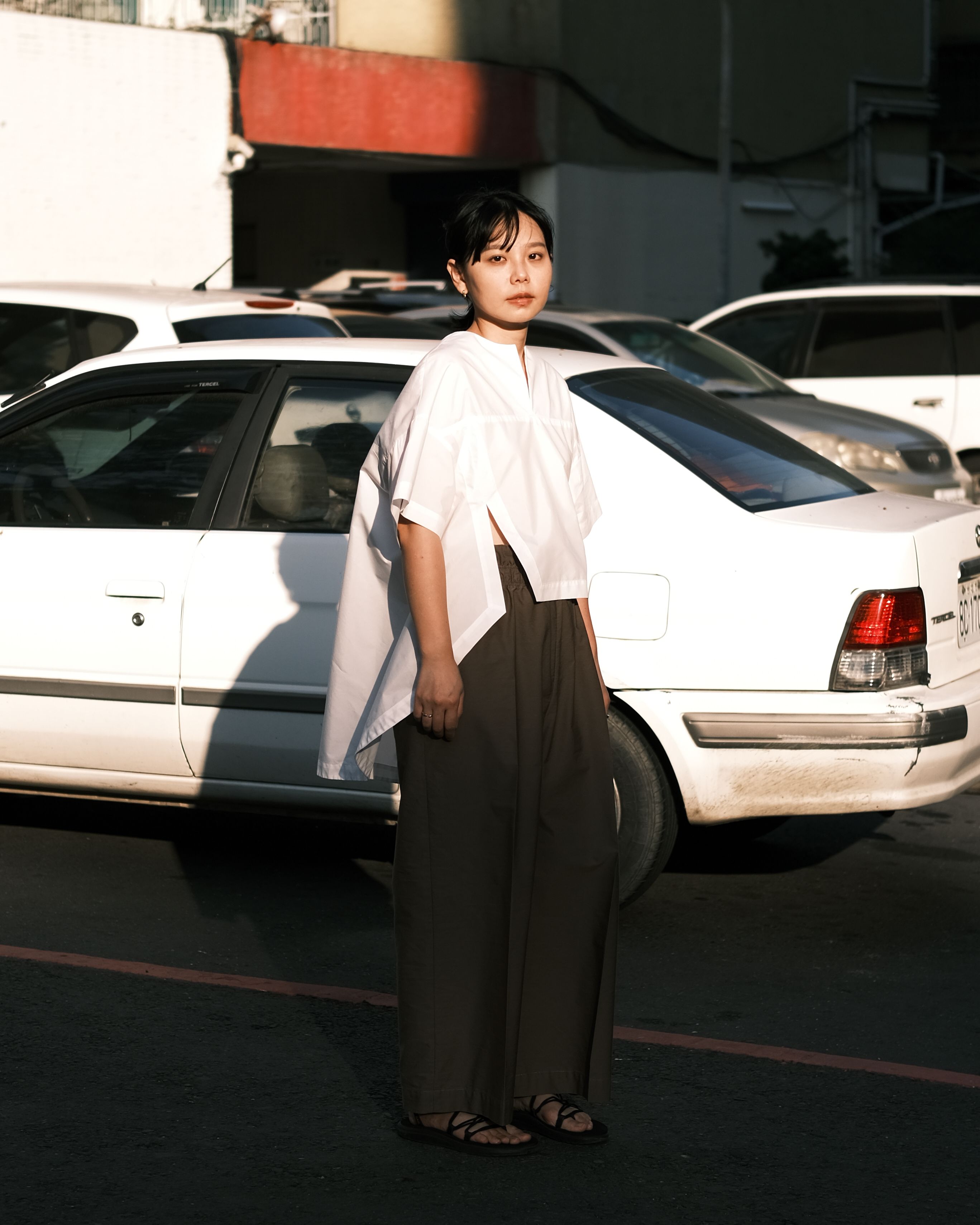 開襟腰部開衩 白色上衣