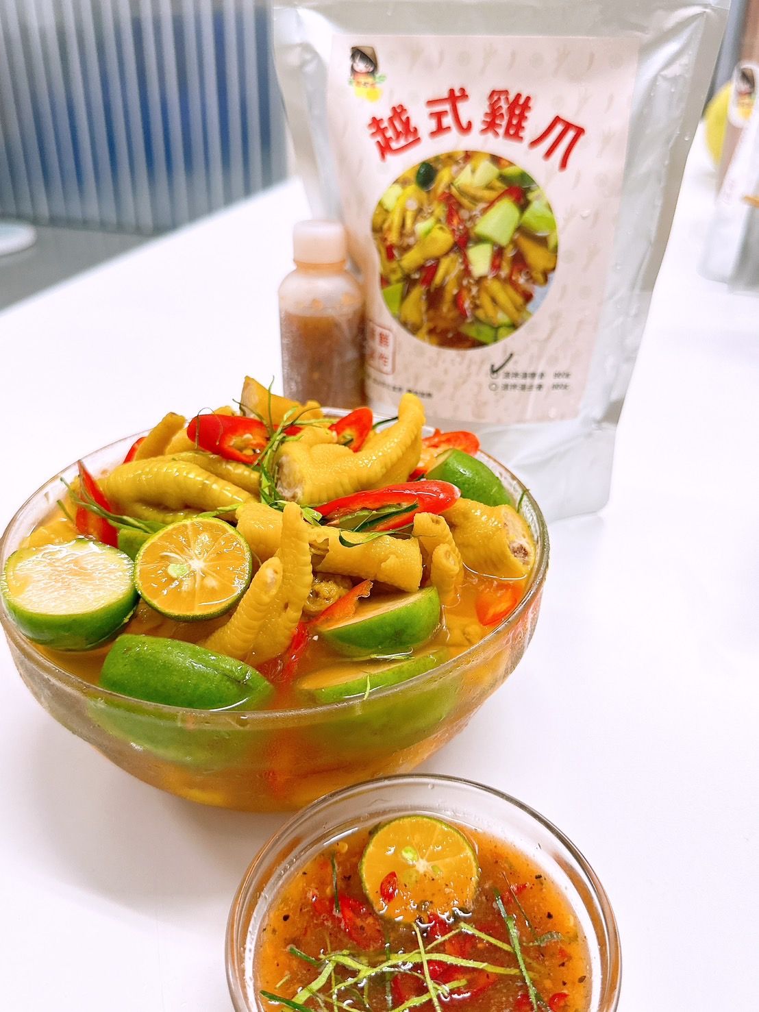 涼拌湯雞爪帶骨（ 有放青芒果 ） +附小罐胡椒檸檬醬 [  xả ]