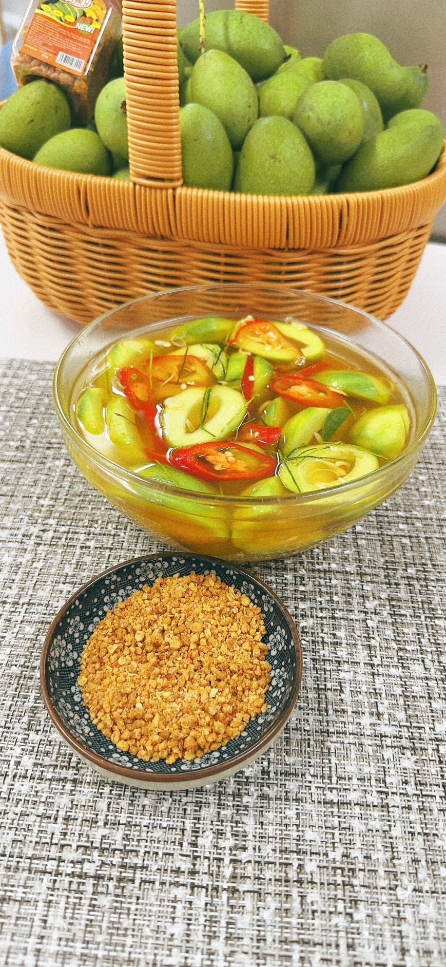 涼拌湯芒果  （ 送一包蝦鹽   ） xoài xả