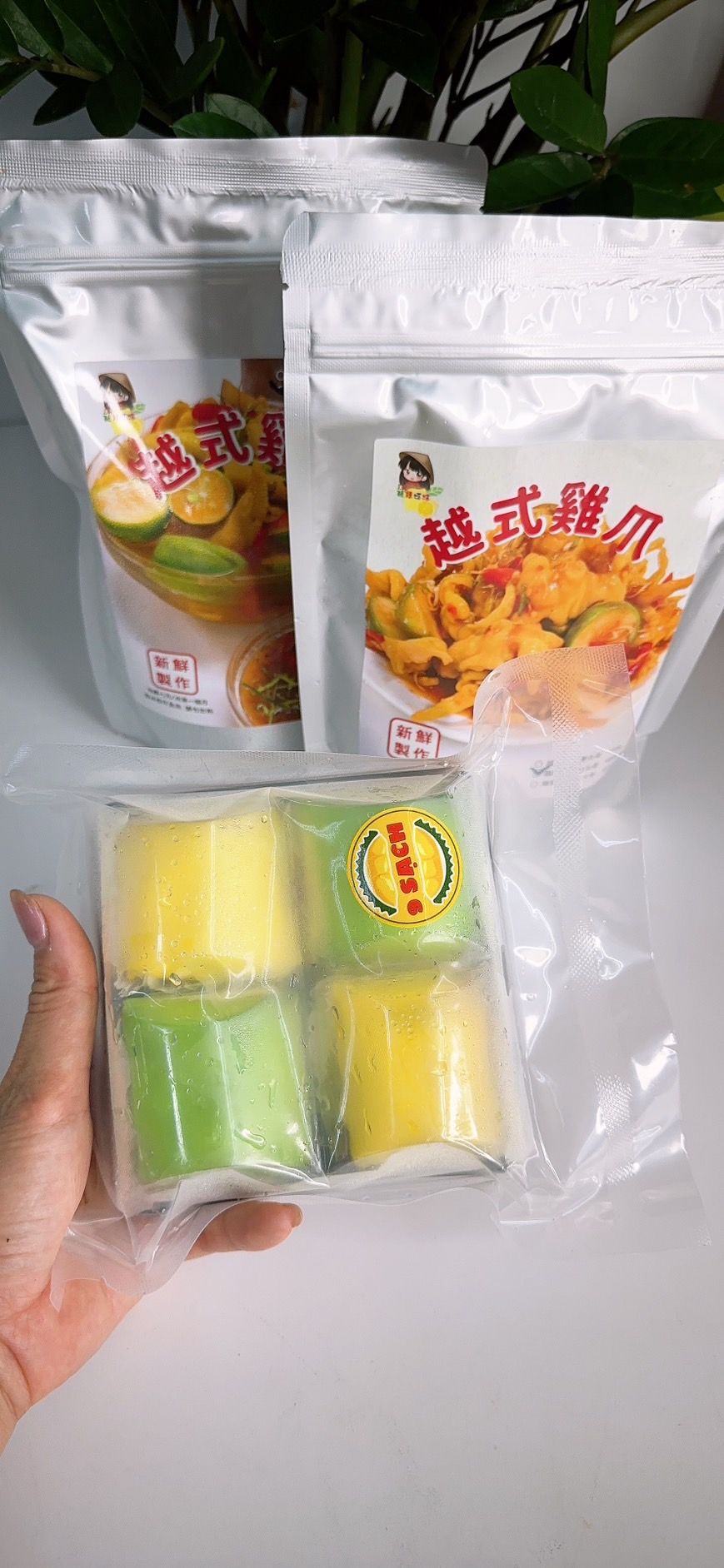 12號組合 1包涼拌湯無骨+1包酸辣無骨+1個小蛋糕 1xả rút +1sốt rút +1sầu nhỏ