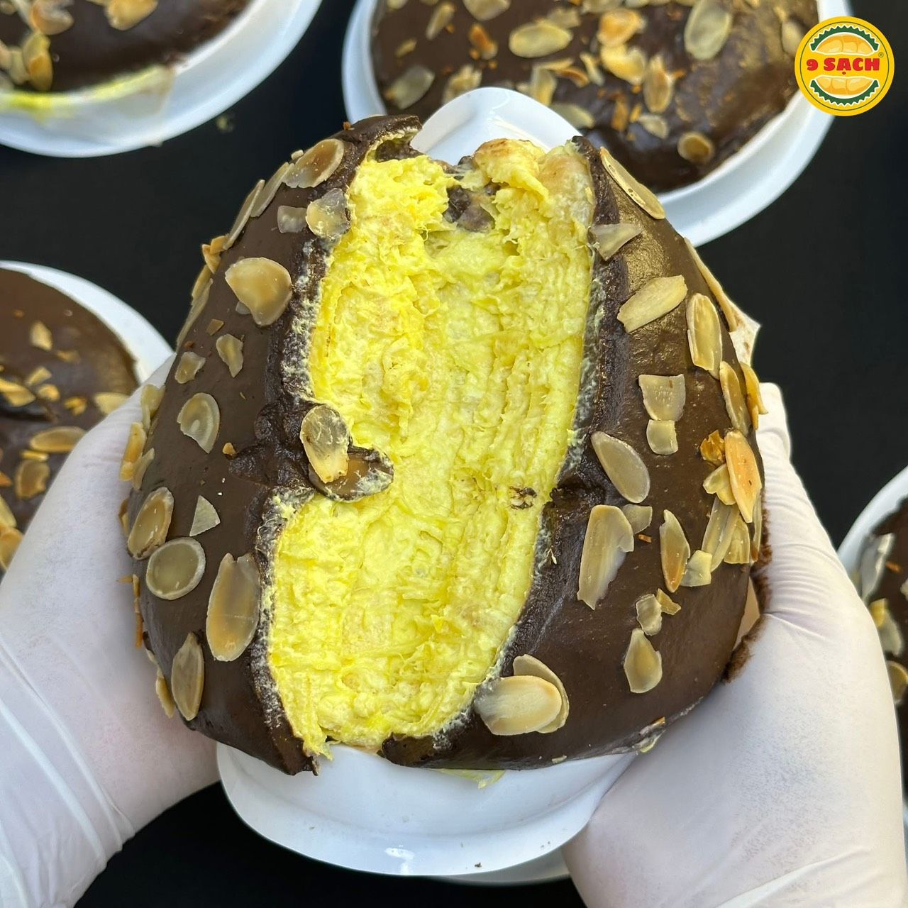 興仁巧克力榴槤蛋糕 Vị hạnh nhân