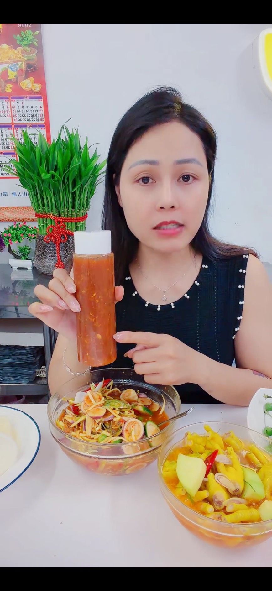 2瓶酸辣醬2 chai sốt thái trộn gỏi