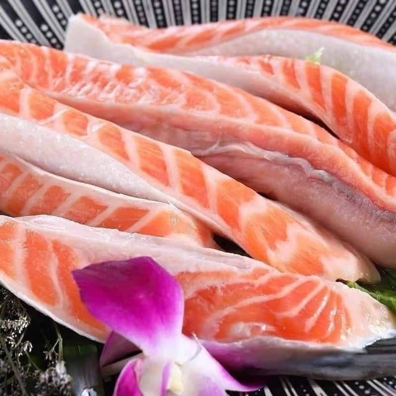 《挪威鮭魚肚條肉》500g  鮭魚含有豐富DHA  鮭魚肚條肉位於腹部  豐富的油脂呈現出完美的雪花分佈狀