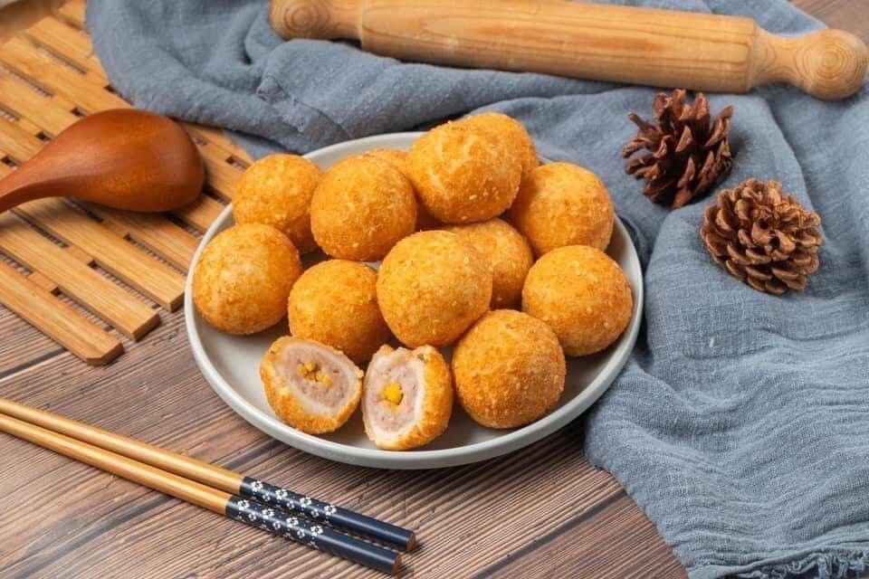 《蛋黃麻糬芋丸》這道菜很常在辦桌時看到，年節拜拜也很愛