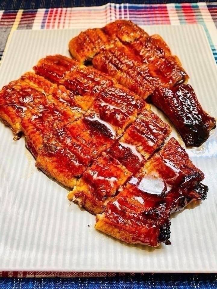 《蒲燒鯰鰻》嚴選鯰鰻肉質軟嫩  歷經多道繁複工法製作而成的蒲燒鯰鰻💯